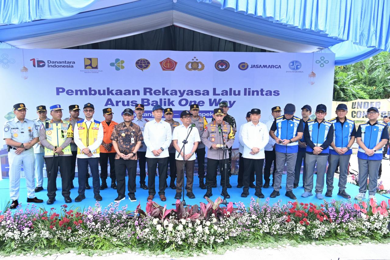 Rekayasa lalu lintas arus balik Idulfitri 2026 melalui skema one way nasional resmi dimulai, Selasa (24/3), di Gerbang Tol Kalikangkung, Jawa Tengah. 