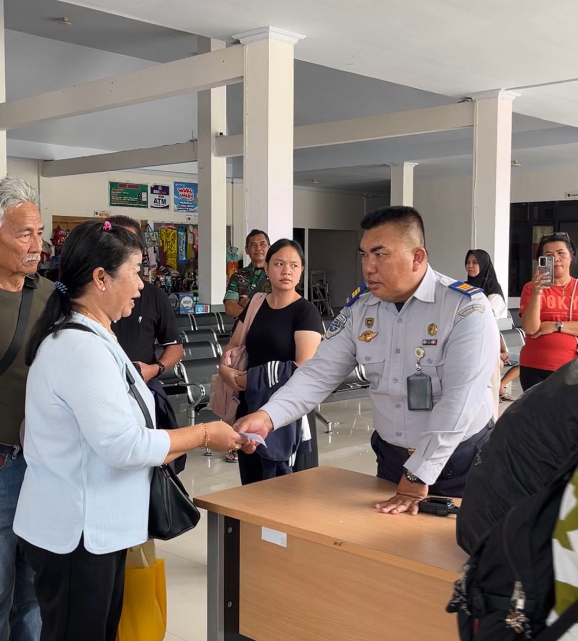 Suasana arus balik Lebaran di Terminal Mamboro Palu meningkat tajam dengan lonjakan penumpang hingga 120 persen.