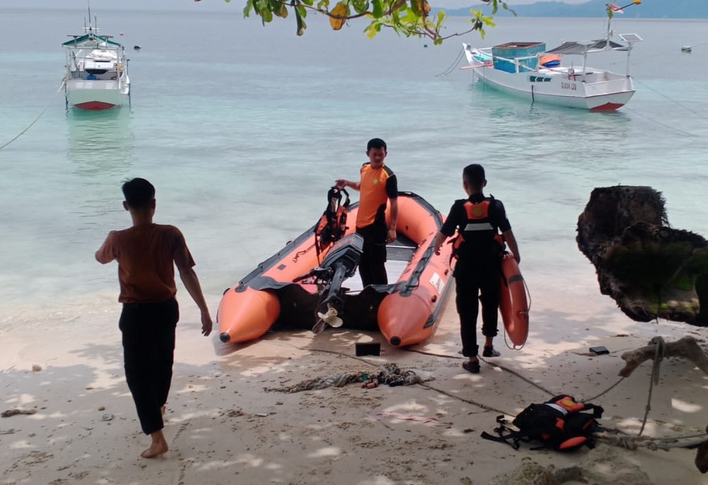 Petugas Basarnas Palu bersiap melakukan patroli laut menggunakan perahu karet untuk memastikan keselamatan pengunjung wisata dan mengantisipasi kondisi darurat di perairan pasca Lebaran.