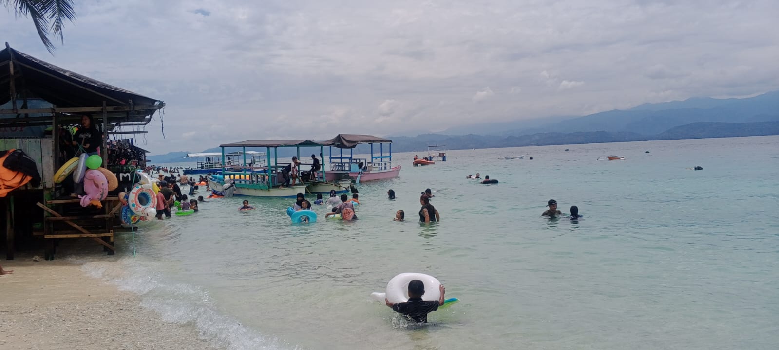 DIKUNJUNGI: Pantai Tanjung Karang masih jadi pilihan menarik usai lebaran untuk berekreasi.