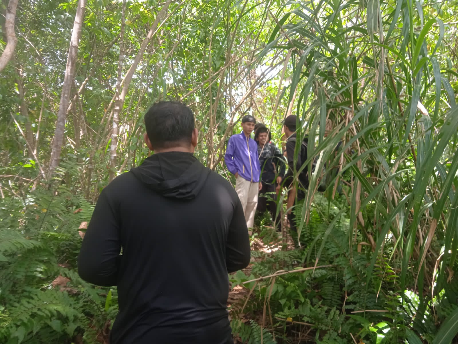 PENCARIAN: Tim SAR dan warga mencari dua pendaki yang hilang. (FOTO: AHMAD HAMDANI/RADAR PALU).