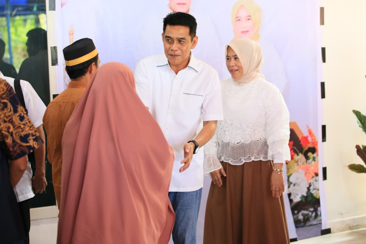 MENYAPA: Bupati Parimo Erwin Burase menyapa masyarakat dan pejabat di kediaman beliau di kecamatan Mepanga, Selasa (24/3/2025).(FOTO: ISTIMEWA/RADAR PALU).  