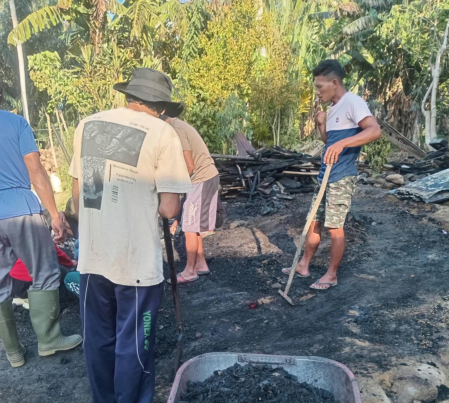 SI JAGO MERAH: Kebakaran melanda rumah warga di Dusun Bolagan, Desa Moubang, Selasa malam. Tidak ada korban jiwa, namun seluruh harta benda hangus terbakar, Rabu (25/3/2026).(FOTO: RAHMAT FADHIL/RADAR