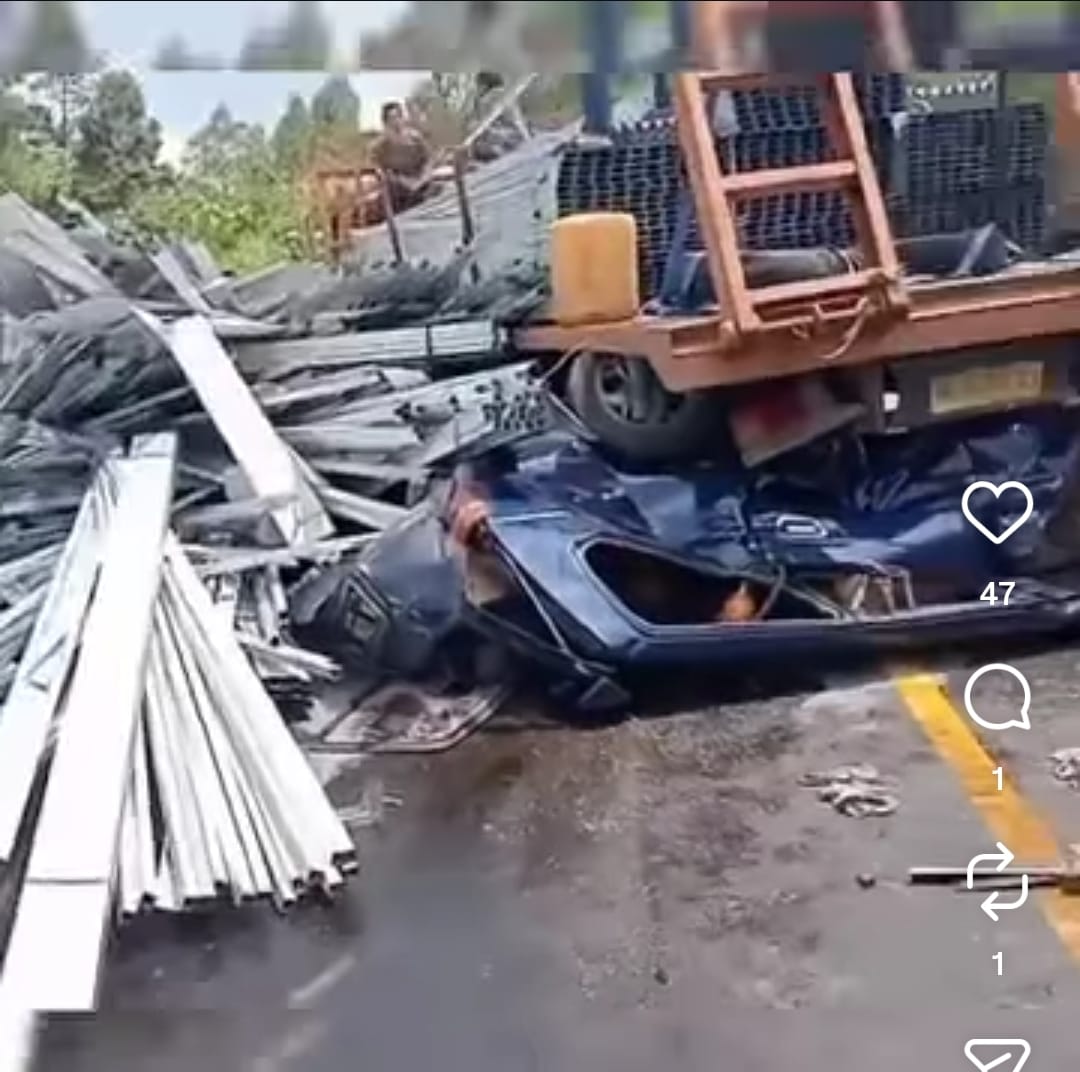 Truk bermuatan baja mundur di tanjakan Parapat Danau Toba hingga melindas mobil di belakangnya, tiga orang dilaporkan tewas.