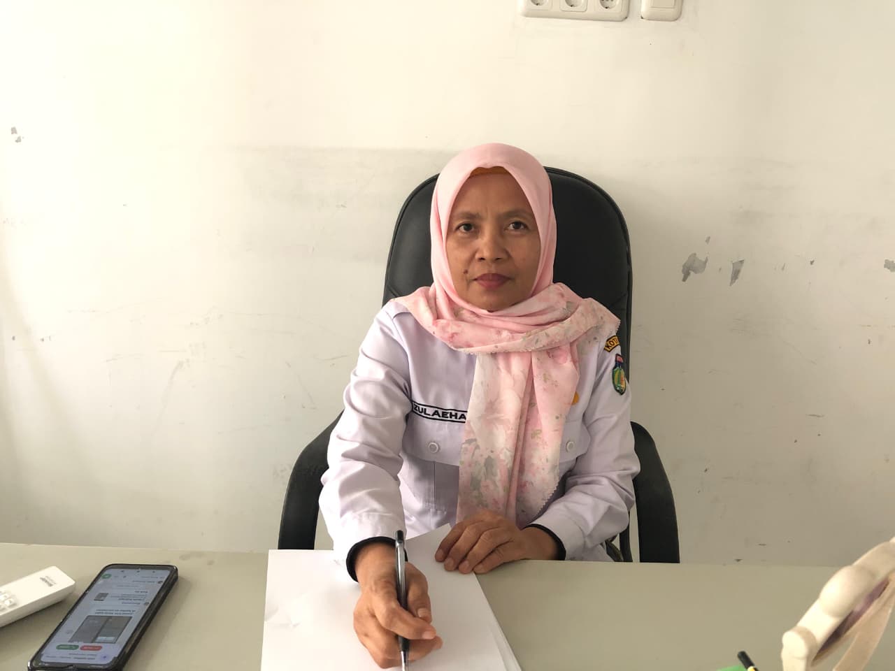 Kepala Bidang Pelayanan Pendaftaran Penduduk, Zulaeha memastikan layanan Dukcapil tetap buka meski penerapan WFH di Kota Palu.