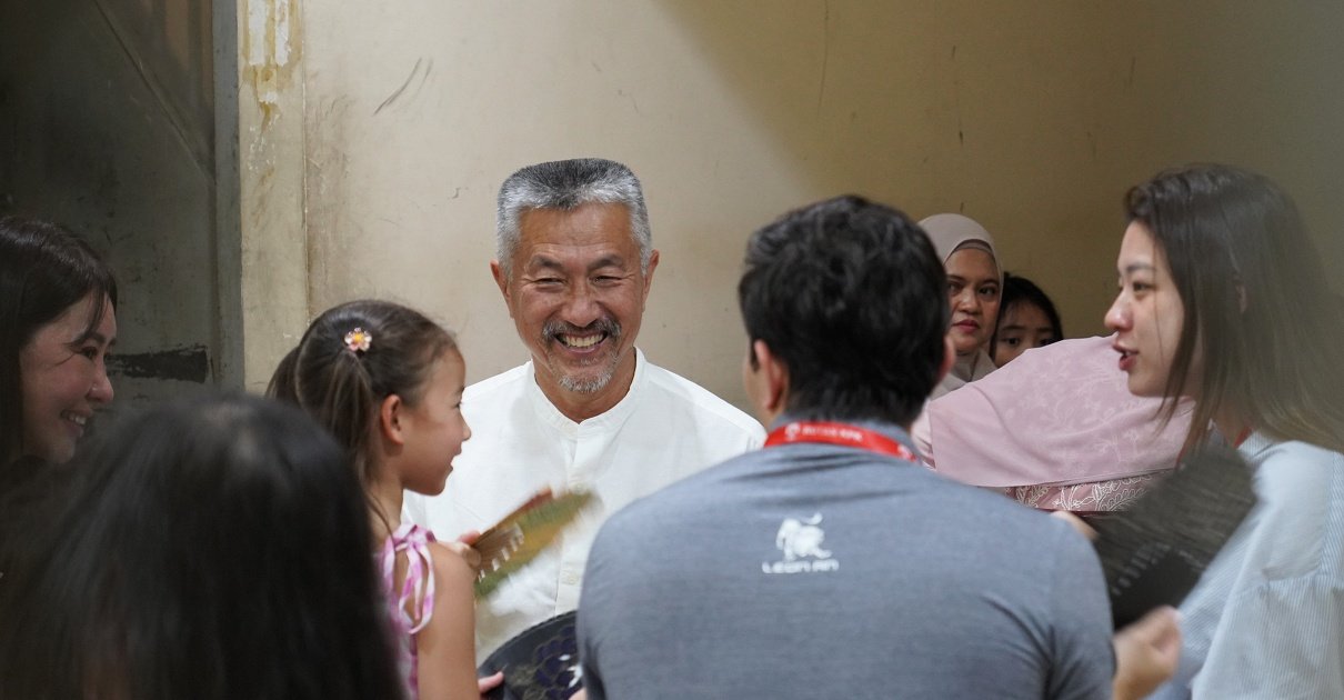 Lebaran di balik jeruji tetap penuh makna. Ratusan keluarga datang menjenguk, membawa hangatnya silaturahmi bagi para tahanan KPK. Di tengah suasana haru, pengawasan  diperketat demi cegah gratifikasi