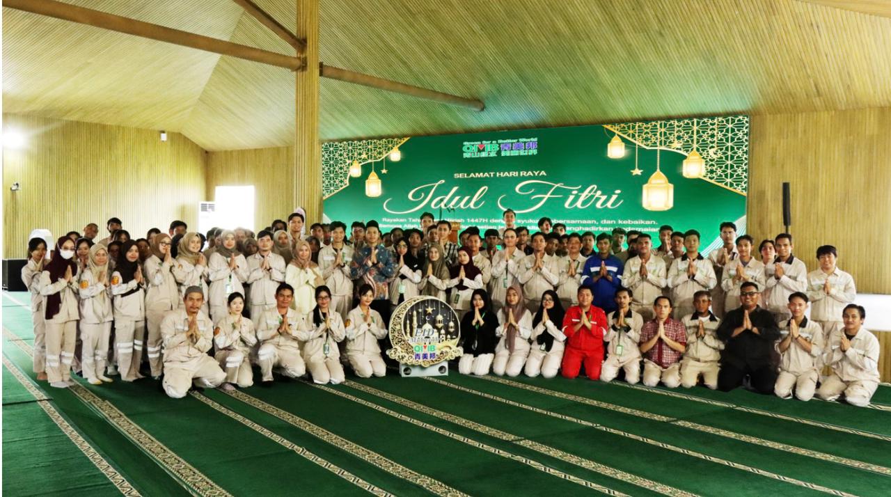 Karyawan dan masyarakat mengikuti perayaan Idulfitri GEM Group di kawasan industri dengan suasana penuh kebersamaan.
