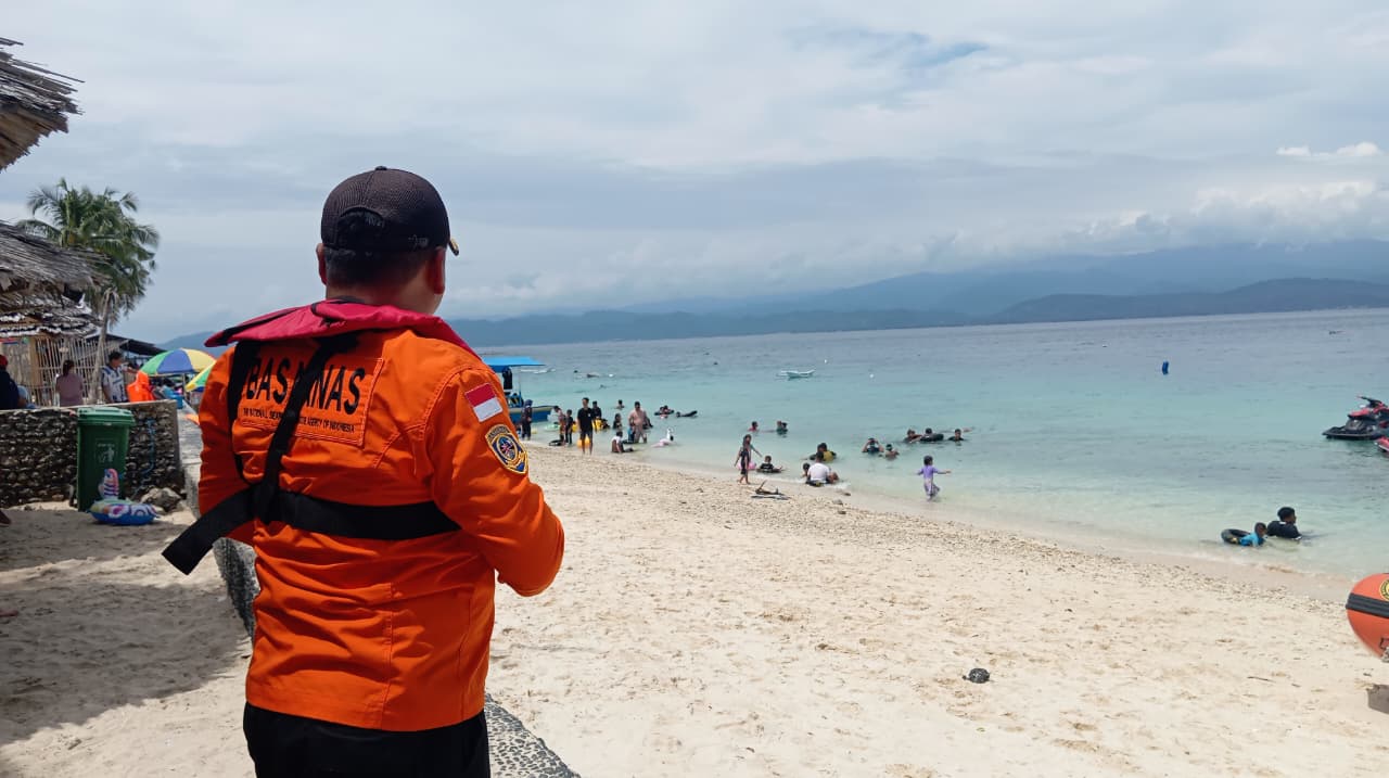 Personel Basarnas Palu melakukan pemantauan di kawasan wisata Pantai Tanjung Karang saat libur pasca Lebaran, Selasa (24/3/2026).