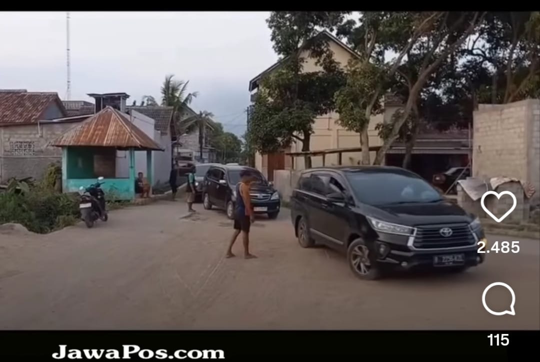 Pemudik arus balik tersesat di Sleman setelah mengikuti Google Maps, warga membantu mengarahkan kendaraan yang masuk jalan kampung.