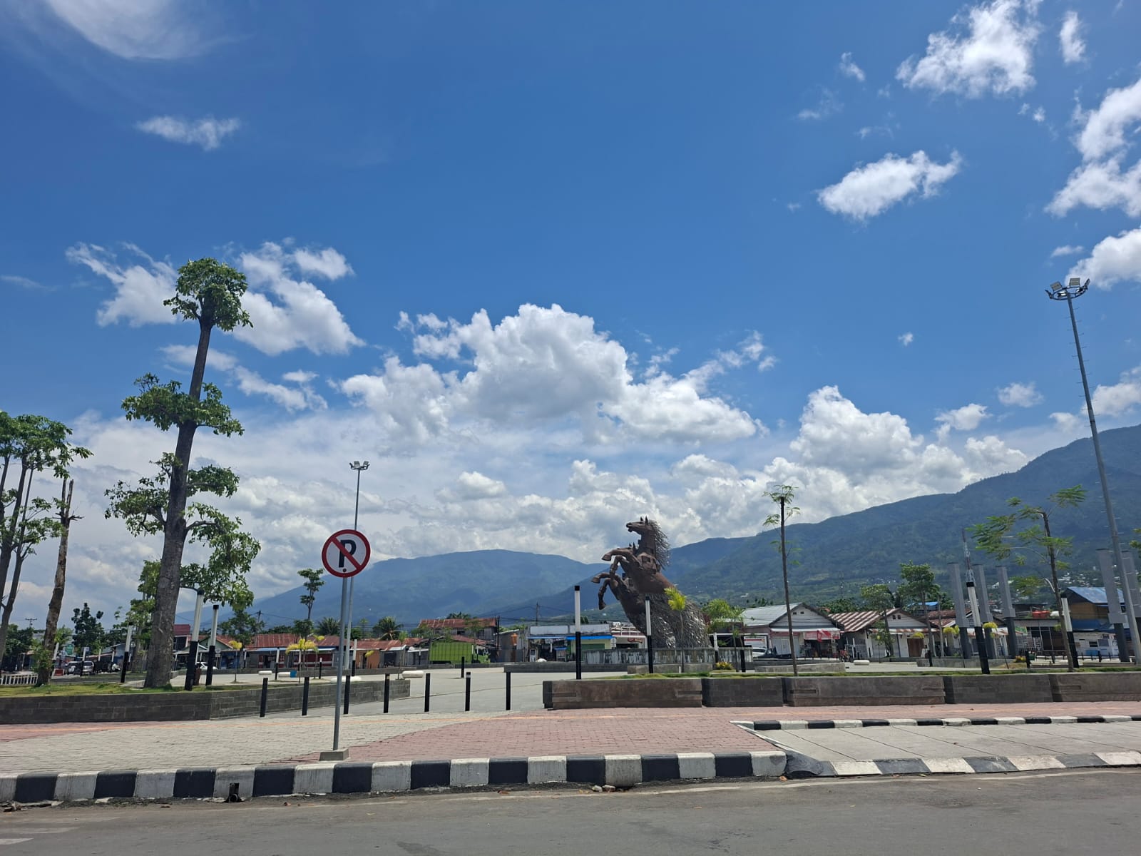 Situasi kawasan Taman Lasoso usai penutupan sementara akibat tumpukan sampah.