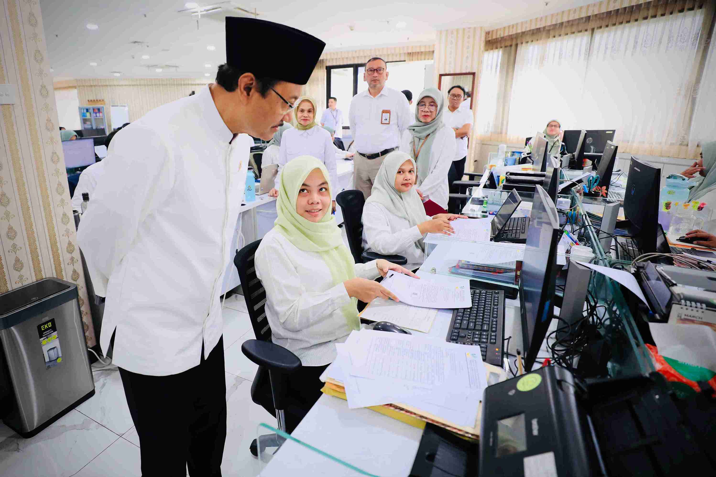 Menteri Sosial saat mengecek kehadiran ASN di lingkup Kementerian Sosial, di hari pertama masuk kerja, Rabu (25/3/2026).