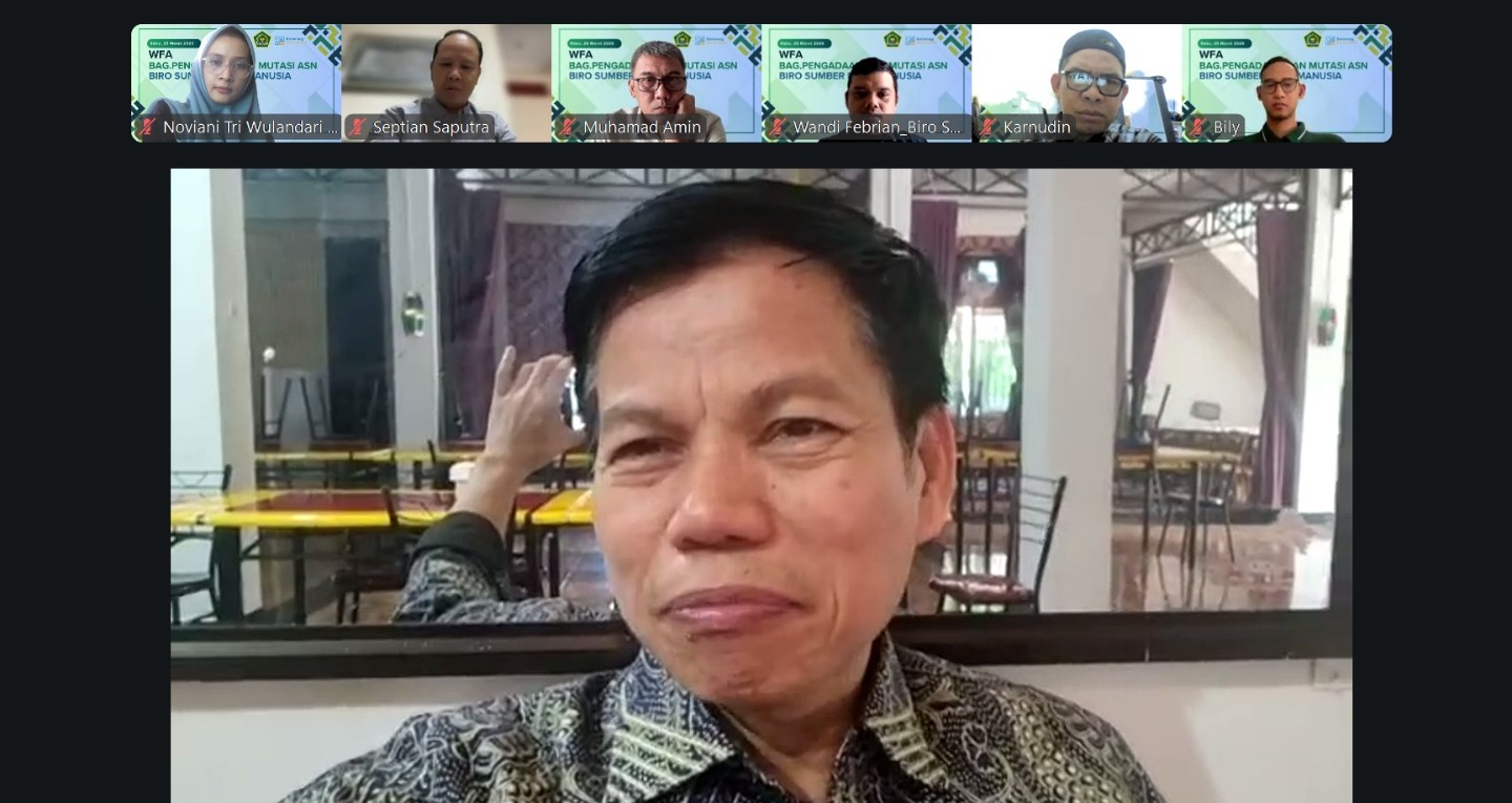 Kepala Biro SDM Kemenag M Zain saat melakukan rapat daring