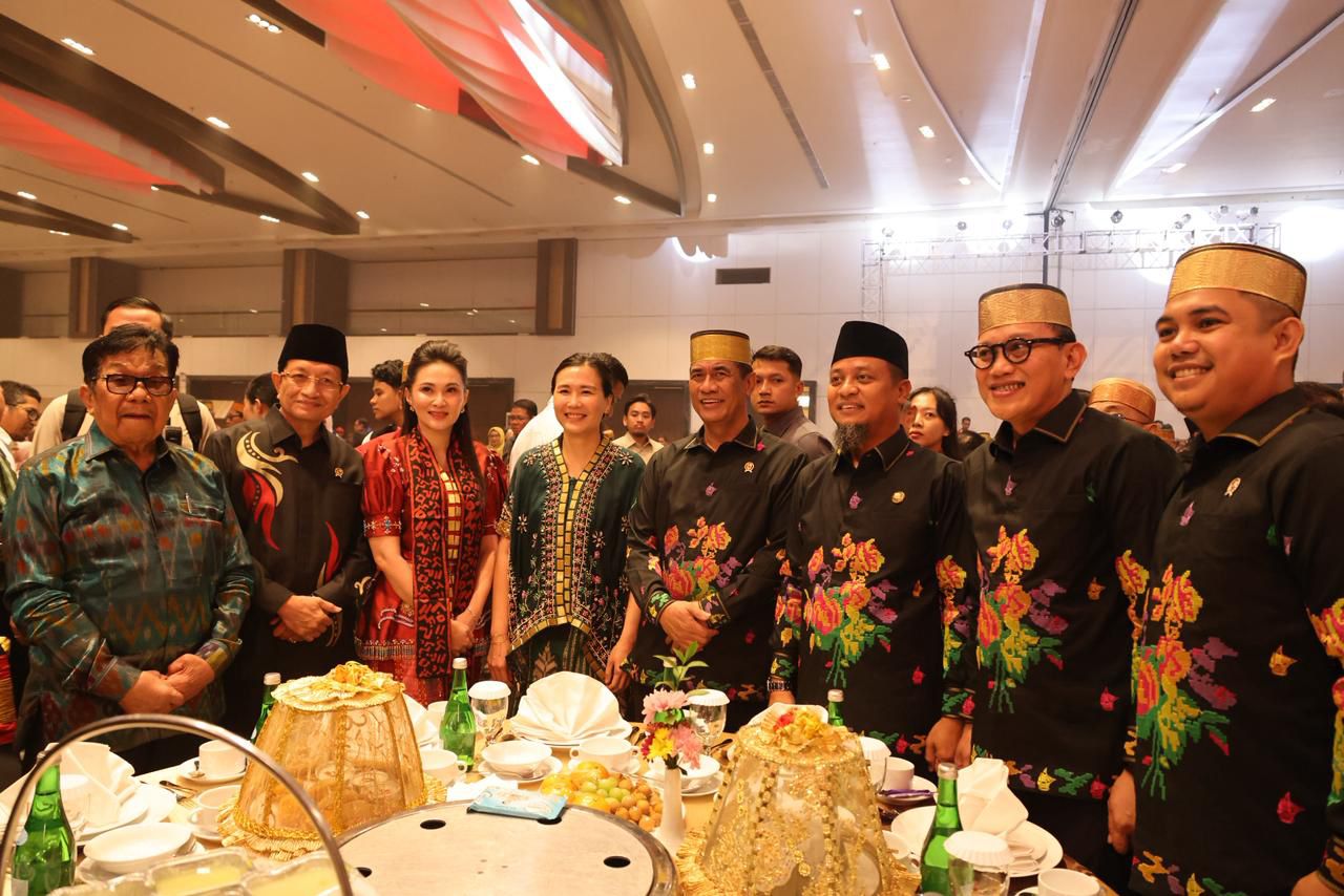 Menteri Pertanian Andi Amran Sulaiman saat menghadiri Pertemuan Saudagar Bugis Makassar di Makassar.