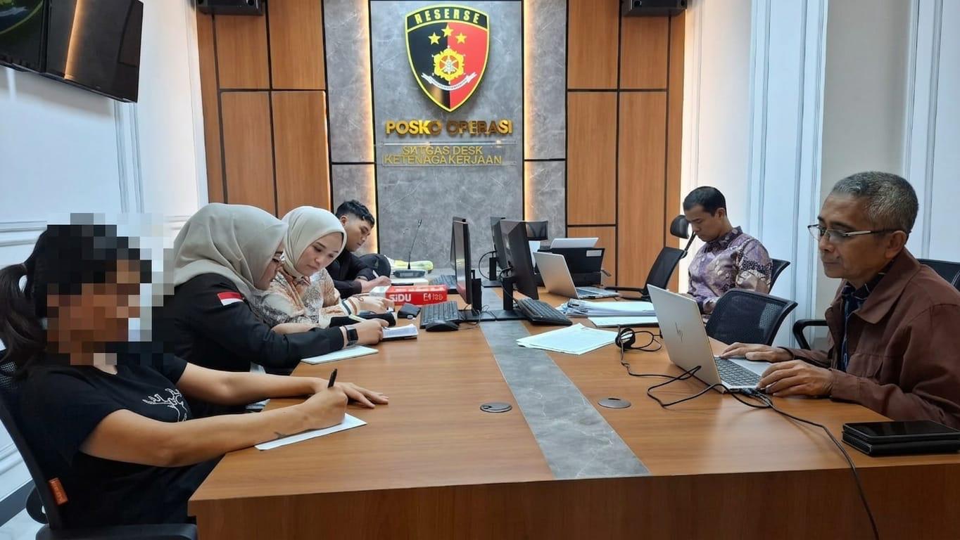 OJK dan Bareskrim Polri amankan tersangka dalam kasus dugaan tindak pidana perbankan di PT. BPR, DCN, Malang.