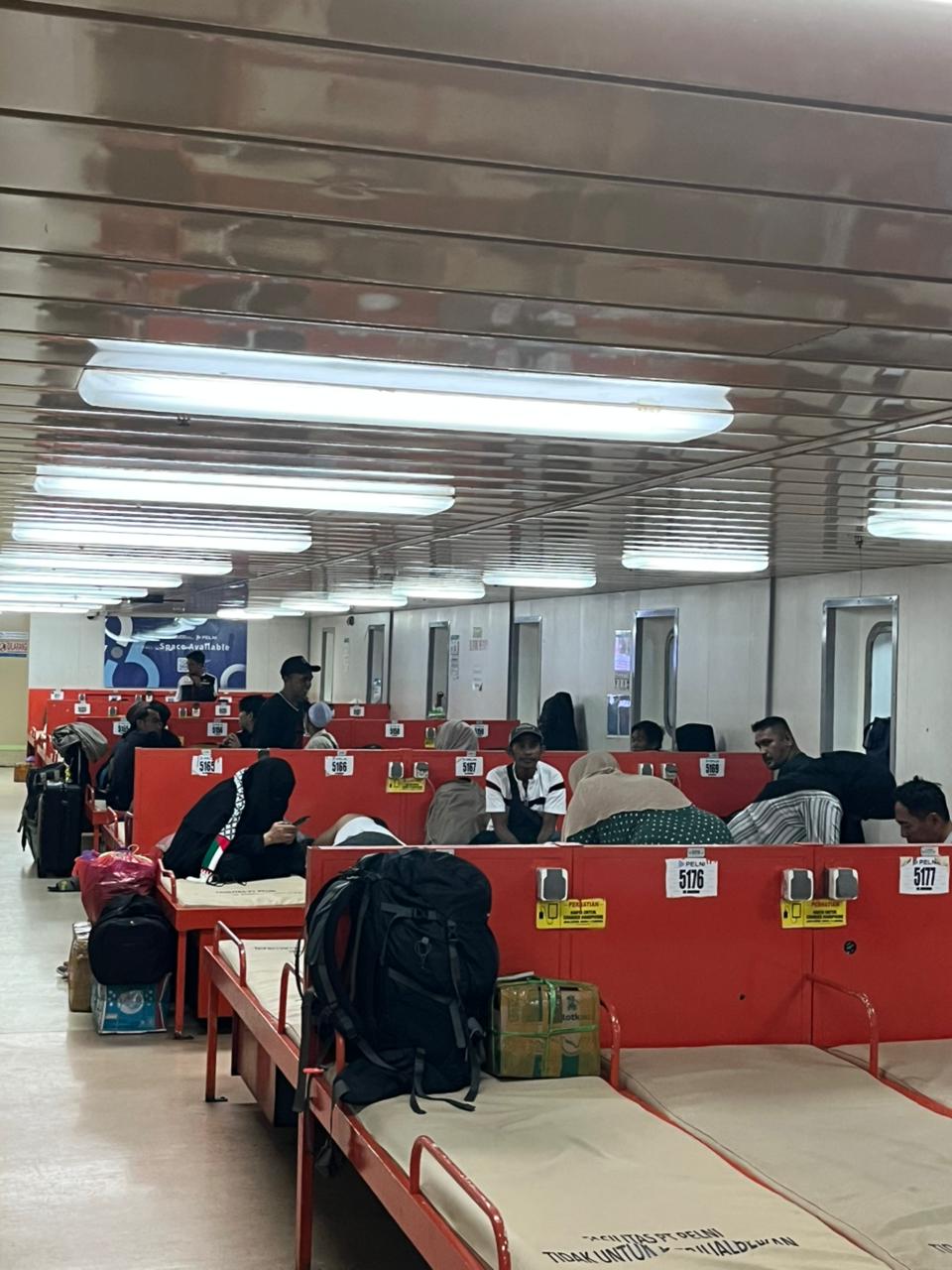 ADA KENAIKAN : Stimulus diskon tiket kapal sebesar 30 persen dari pemerintah berdampak signifikan terhadap lonjakan penumpang di Pelabuhan Pantoloan, Palu, pada arus balik Lebaran 2026.