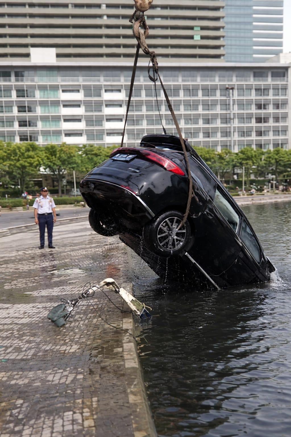 Mobil listrik dievakuasi dari kolam Bundaran HI usai kecelakaan, Rabu (25/3/2026) pagi.