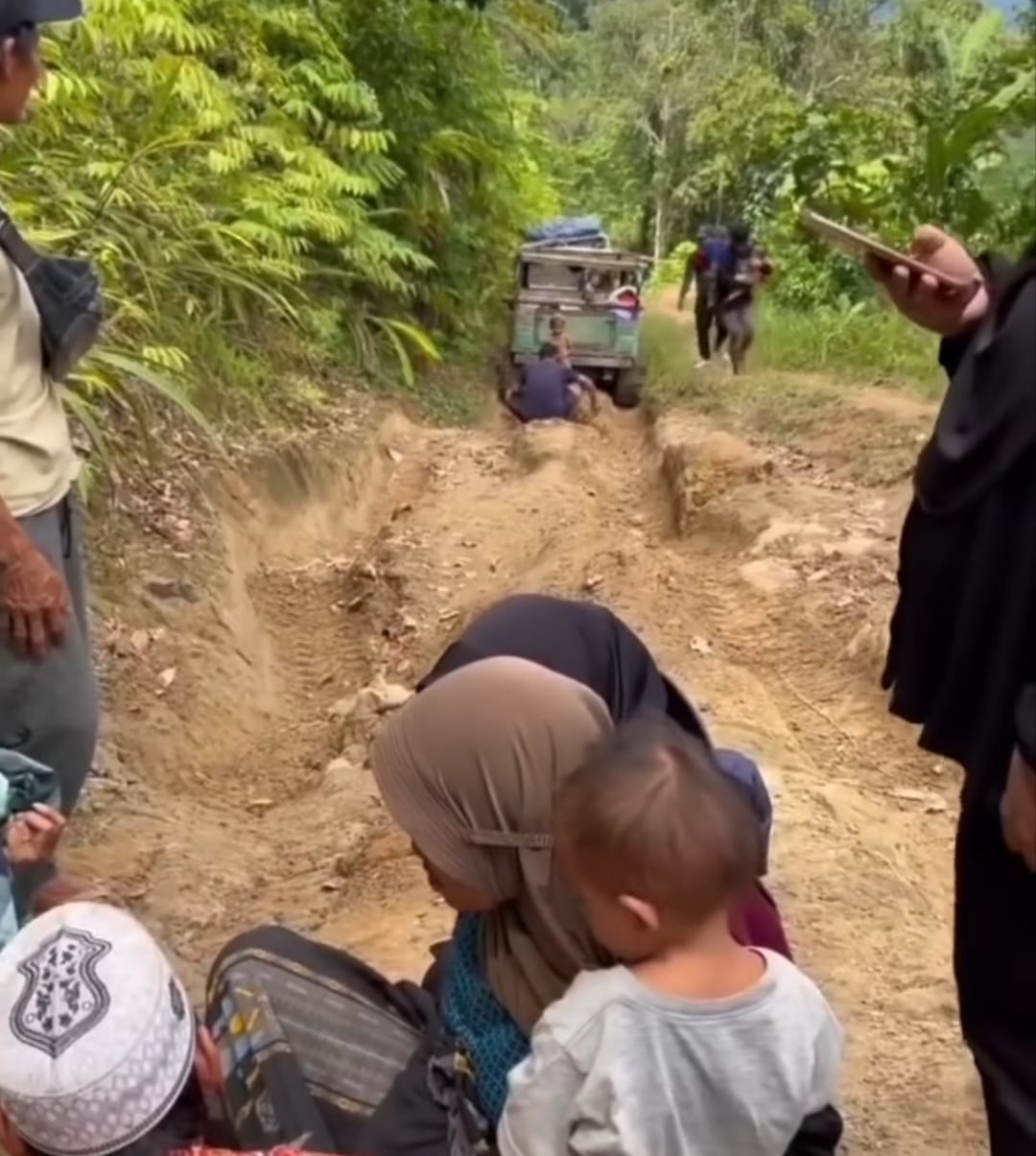Detik-detik ibu melahirkan di jalan tanah pegunungan Sulawesi Barat saat menuju puskesmas, dibantu warga di tengah akses ekstrem.
