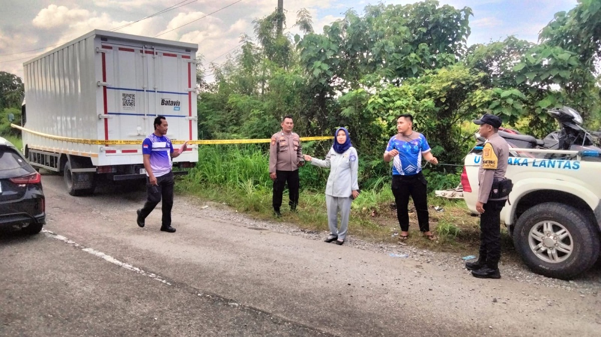 Tim unit Laka Polres Poso bersama Jasa Raharja saat mengamankan barang bukti kecelakaan antara truk box dan sepeda motor di Jalan Trans Sulawesi, Poso Pesisir.