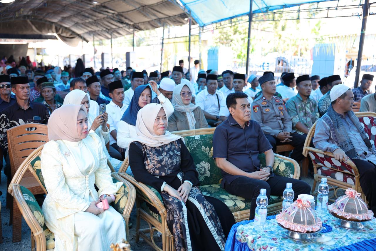 BIJAK: Bupati Parigi Moutong, Erwin Burase, didampingi Ketua TP-PKK Hestiwati Nanga, menghadiri Halal Bihalal 1447 H di Desa Ogotumubu, Kecamatan Tomini, Rabu (25/3/2026).(FOTO: ISTIMEWA/RADAR PALU). 