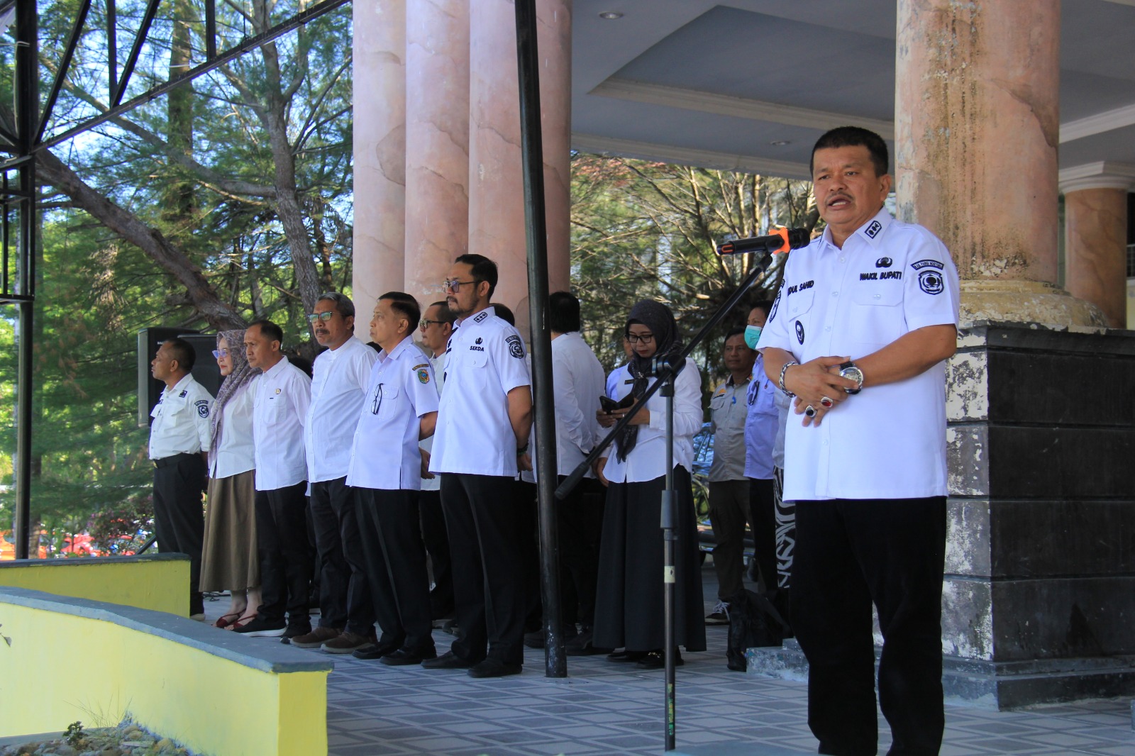 TEGAS: Wakil Bupati Parigi Moutong, Abdul Sahid, memimpin apel pagi perdana Aparatur Sipil Negara (ASN) pasca libur Idulfitri 1447 H di halaman Kantor Bupati, Rabu (25/3/2026).(FOTO: ISTIMEWA/RADAR PA