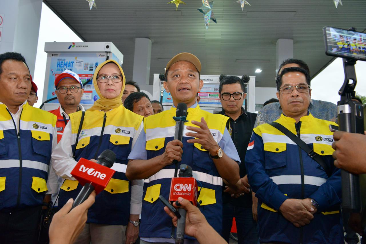 BERI KETERANGAN: Menteri ESDM, Bahlil Lahaladia saat memberikan keterangan di hadapan wartawan.