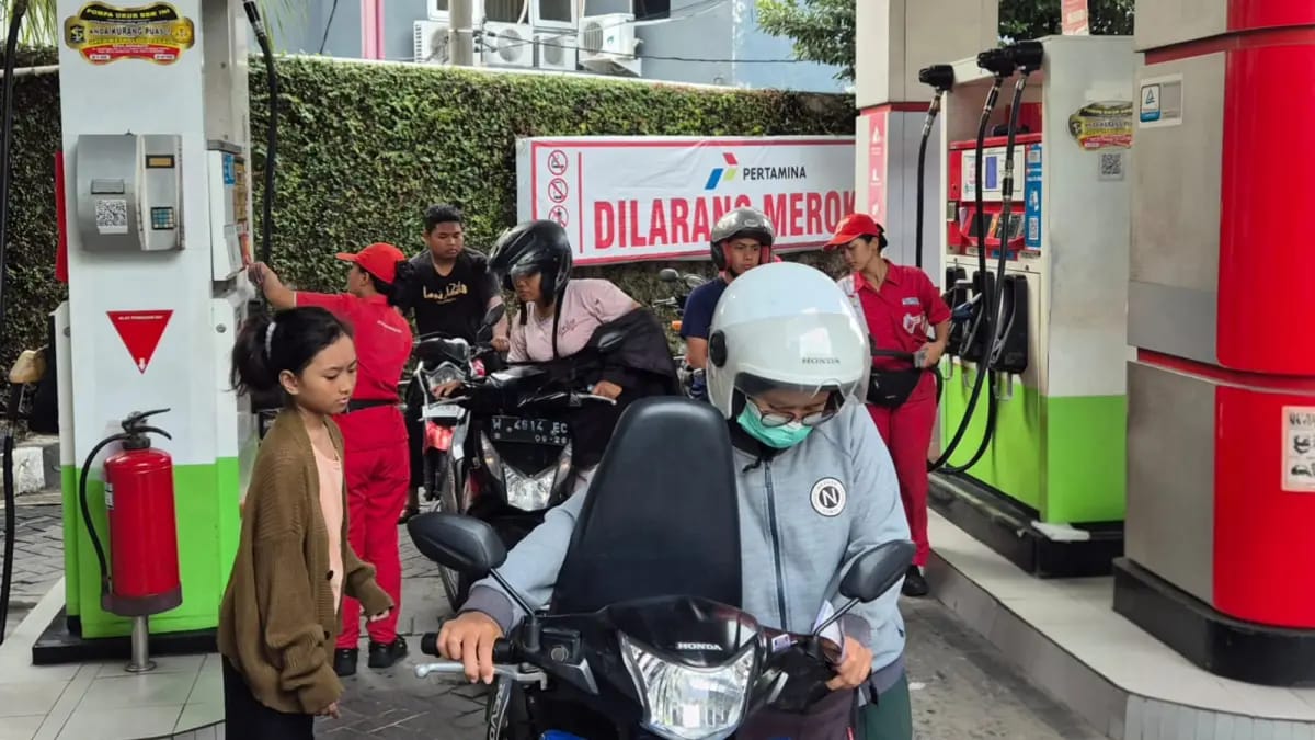 Petugas SPBU melayani pengisian BBM, pemerintah memastikan stok tetap aman meski konflik Timur Tengah memanas.