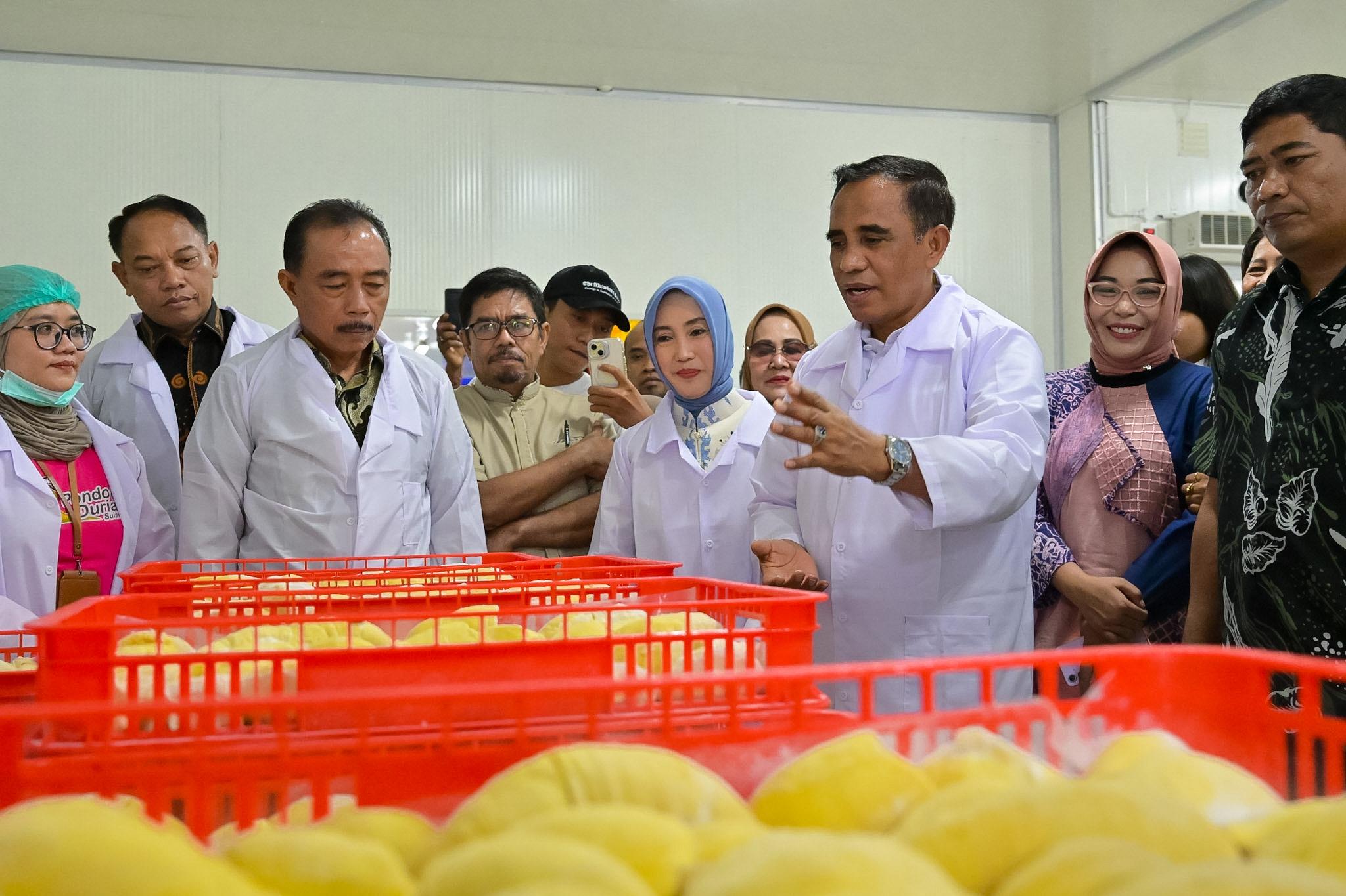 Gubernur Anwar Hafid meresmikan packing house durian di Parigi Moutong untuk memperkuat hilirisasi durian dan ekspor. 