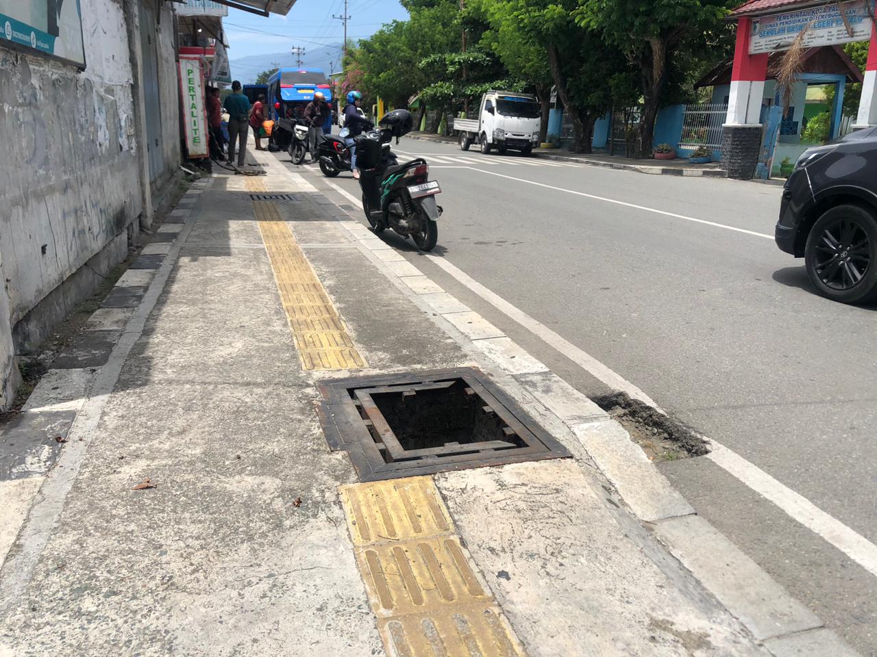 Kondisi trotoar di Kota Palu kian memprihatinkan. 
