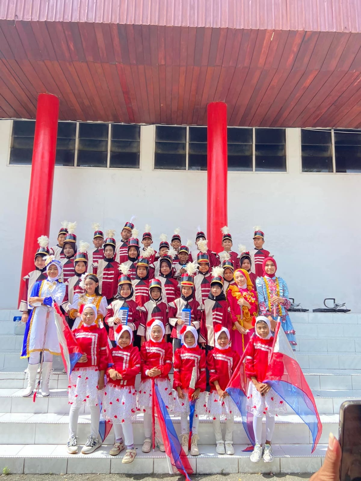ERATKAN HUBUNGAN : Kebersamaan siswa ekstrakurikuler drumband SD Inpres 2 Tanamodindi yang turut didampingi orang tua. 