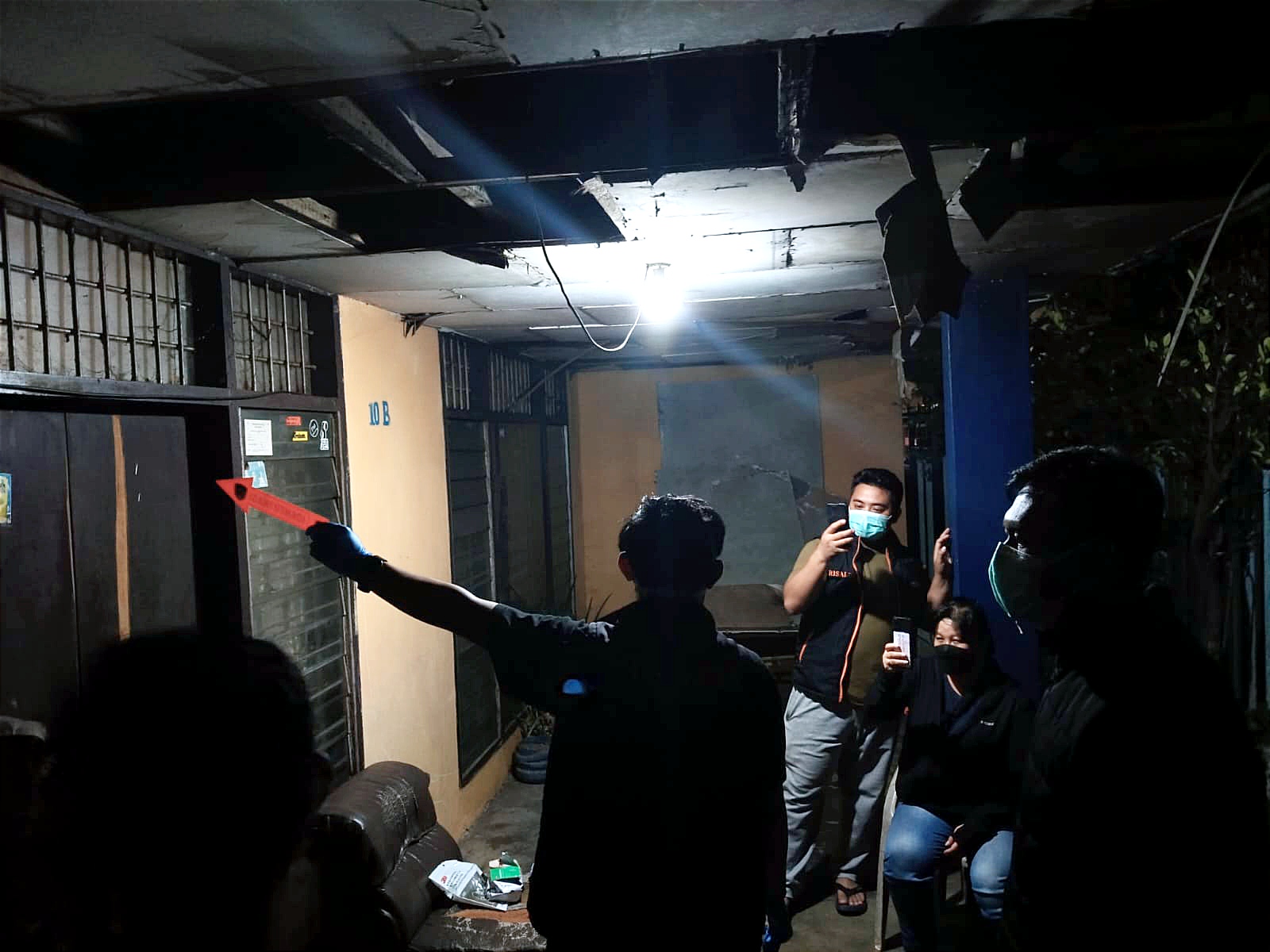 Tim Inafis Polresta Palu melakukan olah tempat kejadian perkara (TKP) di rumah korban di Kelurahan Siranindi, Kecamatan Palu Barat.