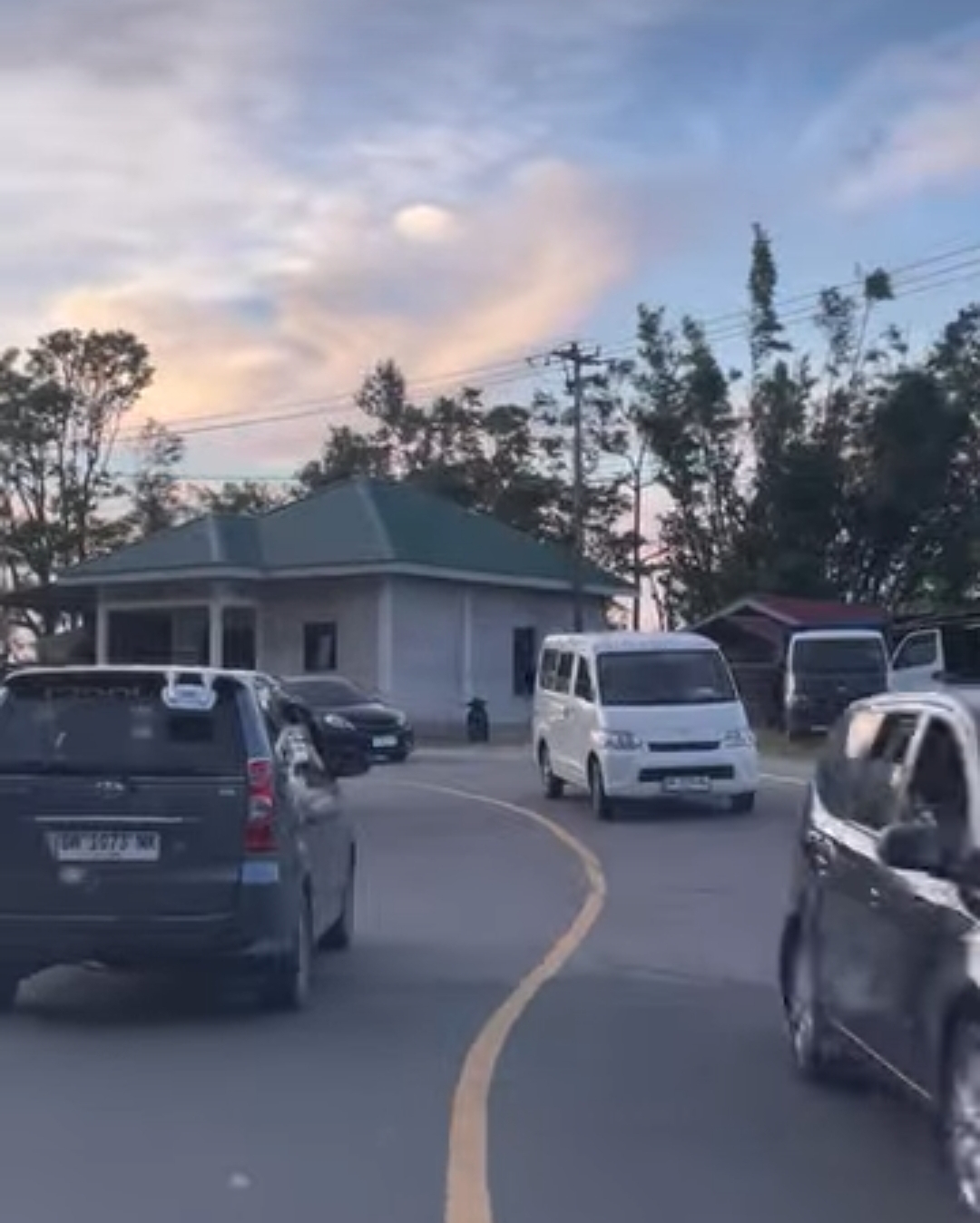 Kepadatan kendaraan di jalur Kebun Kopi saat arus balik Lebaran Palu H+5 yang didominasi pemudik roda dua dan mobil pribadi.