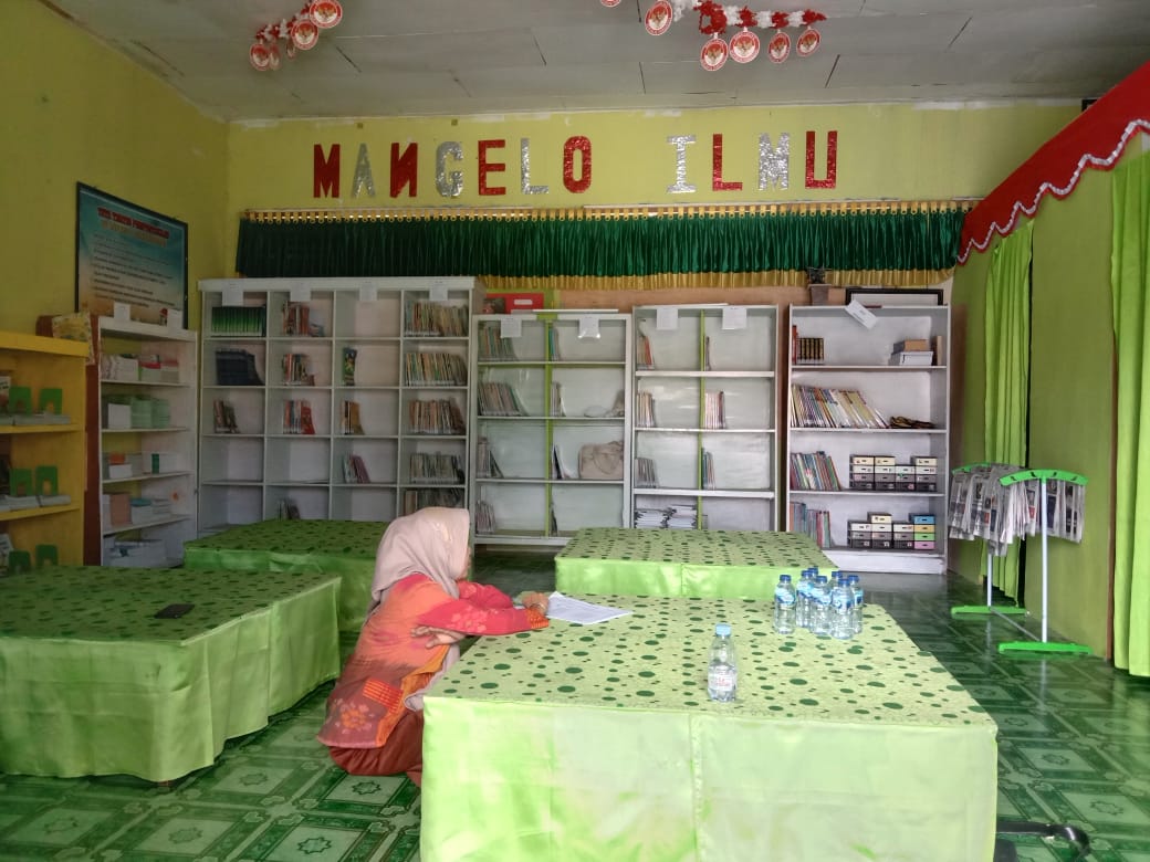 Kepala SD Inpres 2 Tanamodindi, Isnaeni, menyebut keberhasilan literasi siswa tidak lepas dari peran aktif Perpustakaan Mengelo Ilmu.