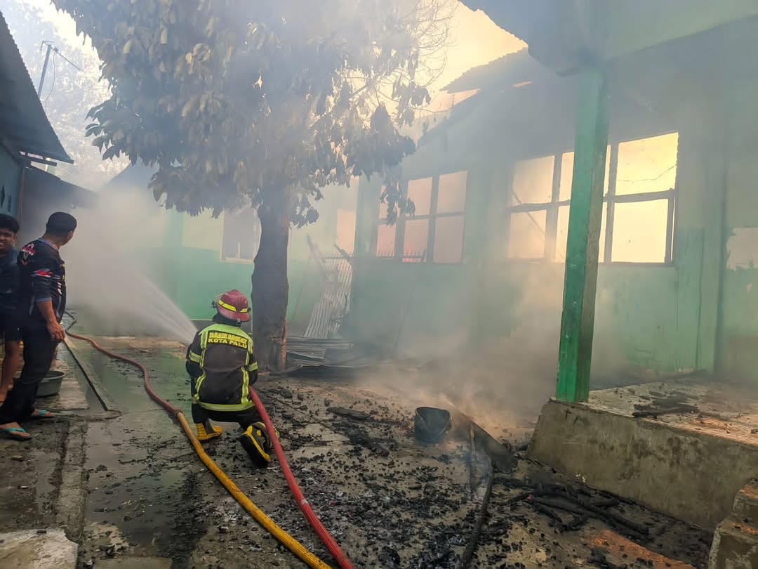 Kebakaran melanda kompleks Panti Asuhan/Pesantren Putera Muhammadiyah di Jalan Kalora, Kelurahan Nunu, Kecamatan Tatanga, Kota Palu, Jumat (27/3) sore.