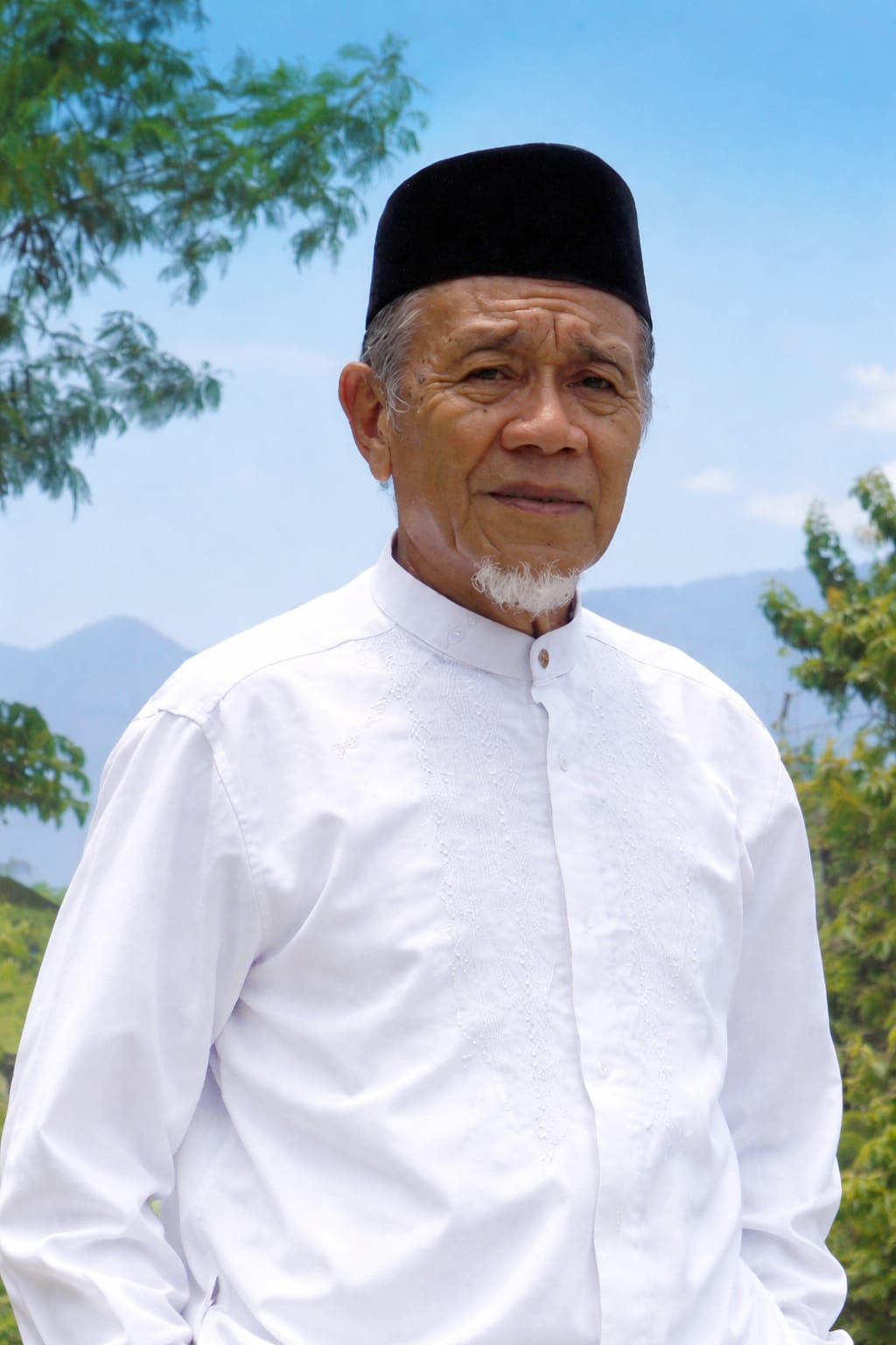 KH Adnan Arsal atau Muhammad Adnan Arsal dikenal sebagai tokoh perdamaian yang berperan besar meredakan konflik Poso.