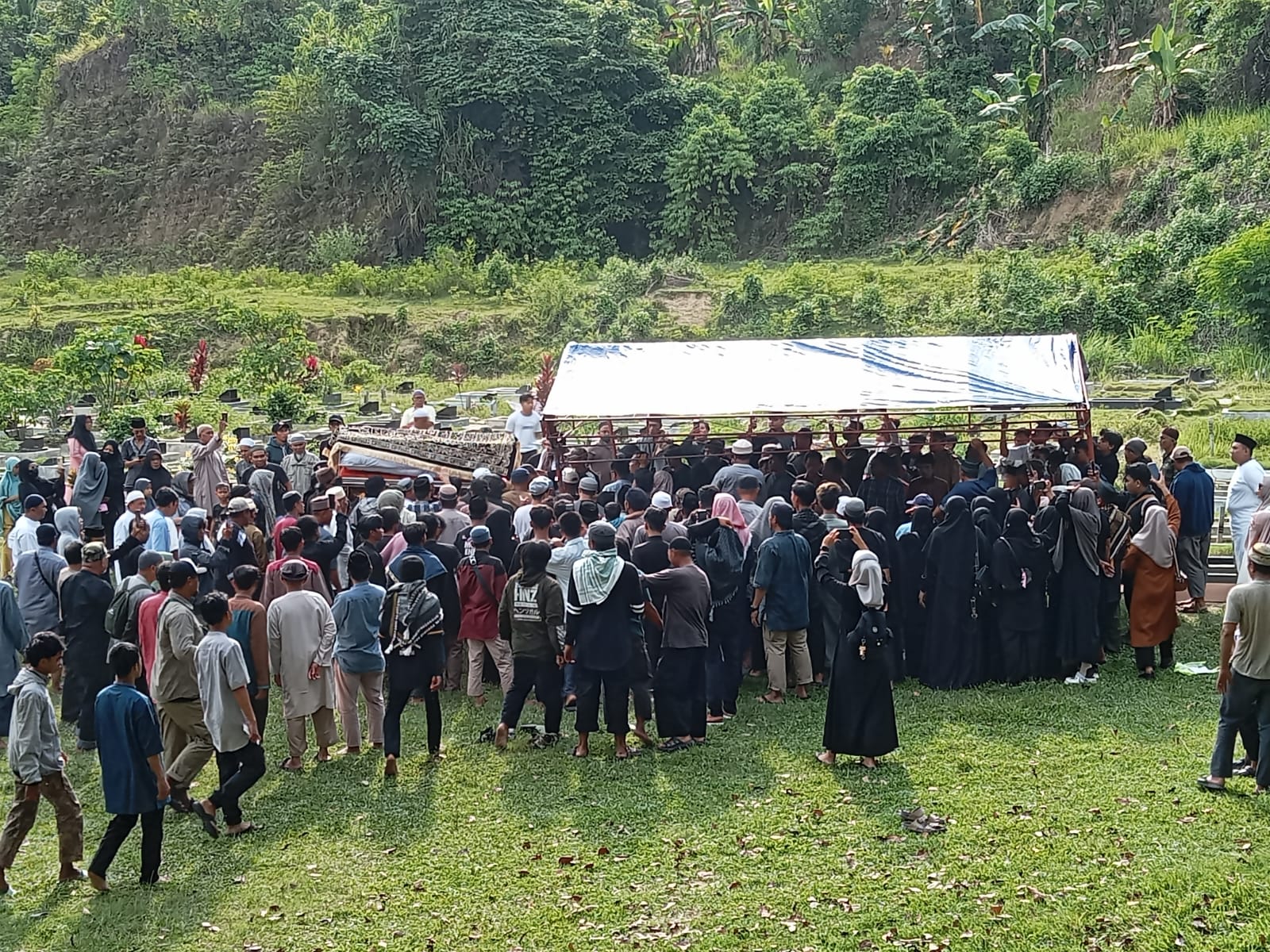 Ribuan pelayat mengiringi pemakaman KH Adnan Arsal di Poso dengan lantunan doa dan takbir.