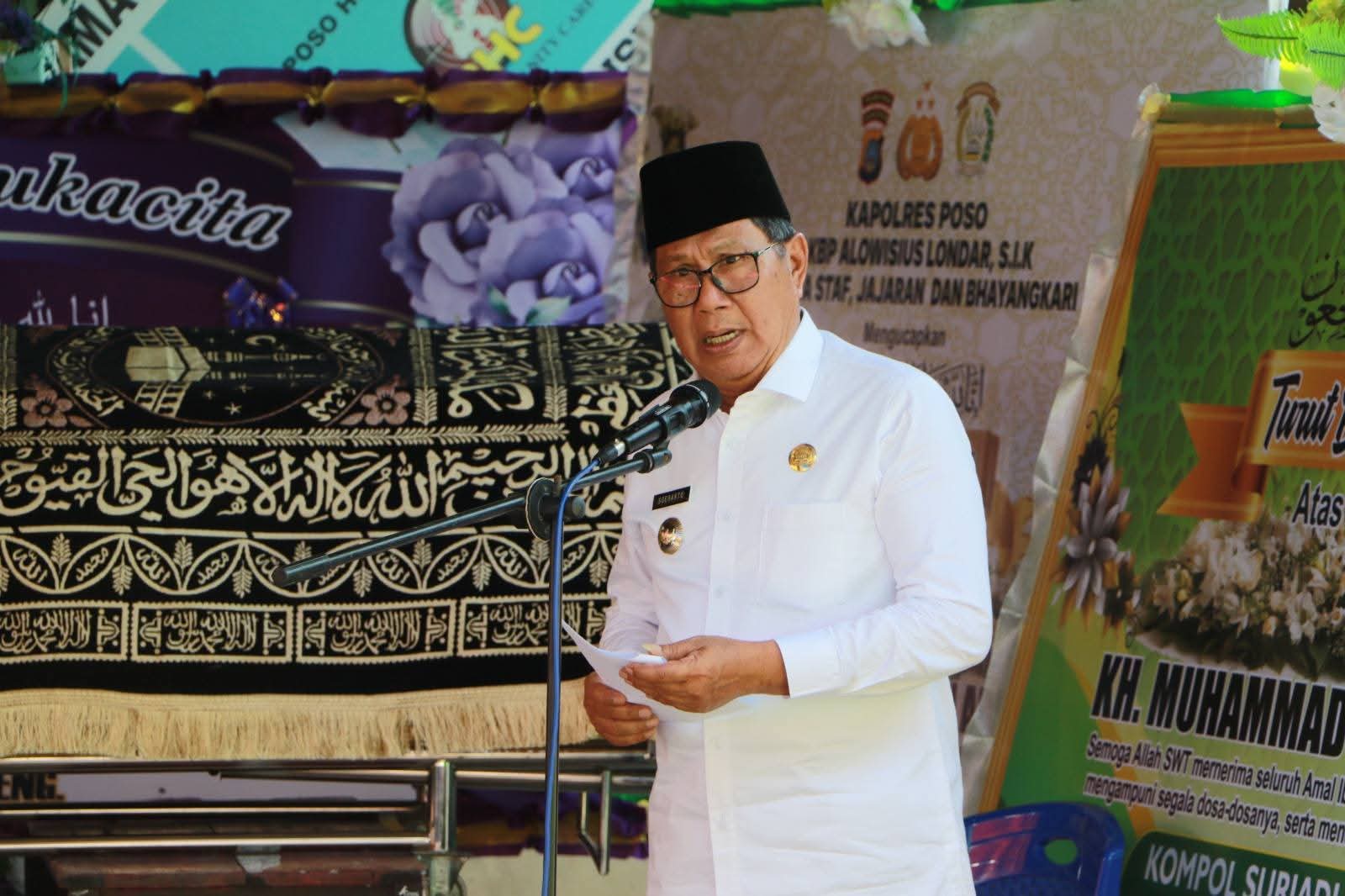 MELAYAT: Wabup Poso, Soeharto Kandar, saat melayat KH Adnan Arsal di rumah duka almarhum, di Tanah Runtuh, Gebangrejo, Poso.(FOTO: BUDIYANTO WIHARTO/RADAR PALU).
