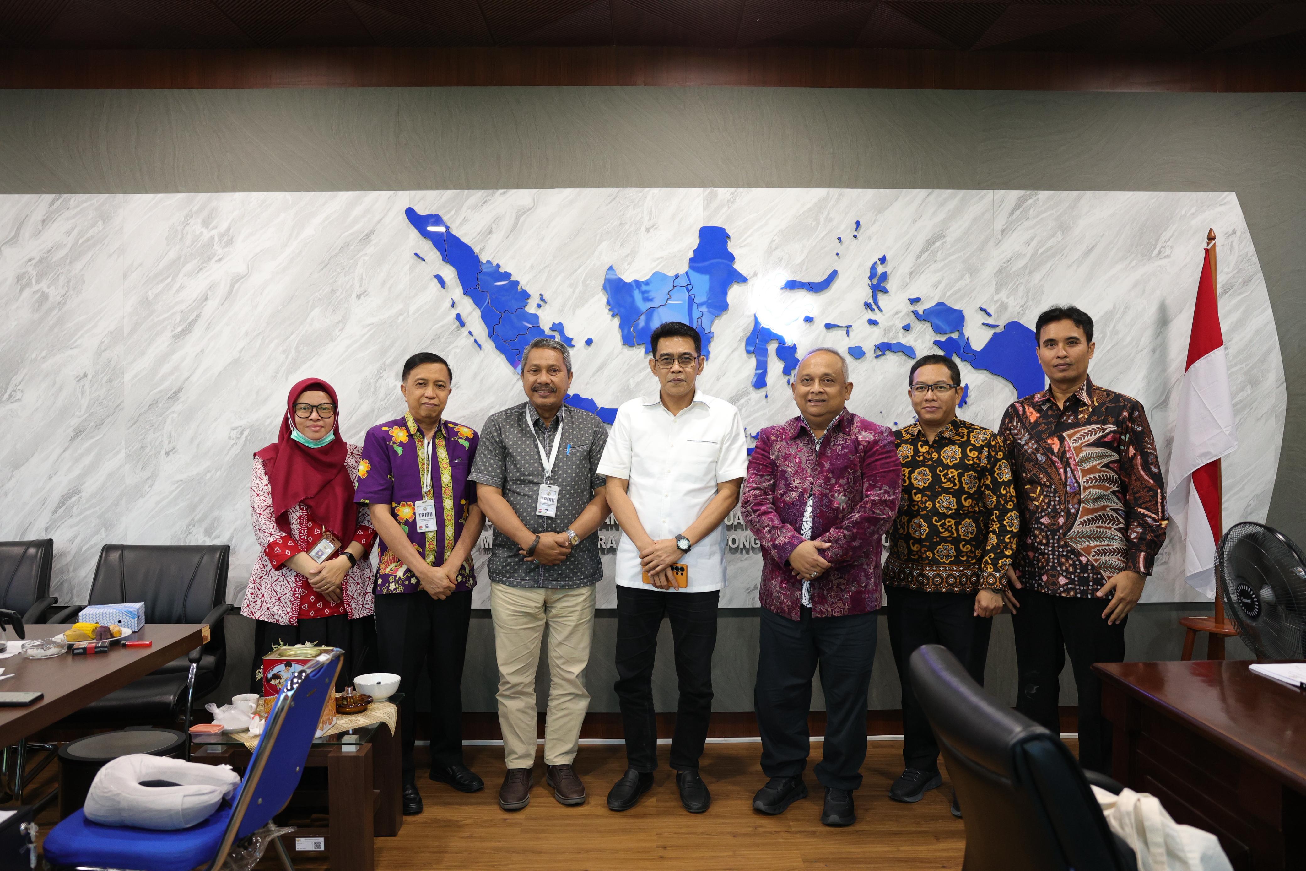 AUDIENSI: Bupati Parimo, H. Erwin Burase, bersama jajaran melakukan audiensi ke Kepala BPK Perwakilan Sulteng, I Putu Wisudhantara, Jumat (27/03/2026).(FOTO: RAHMAT FADHIL/RADAR PALU).  