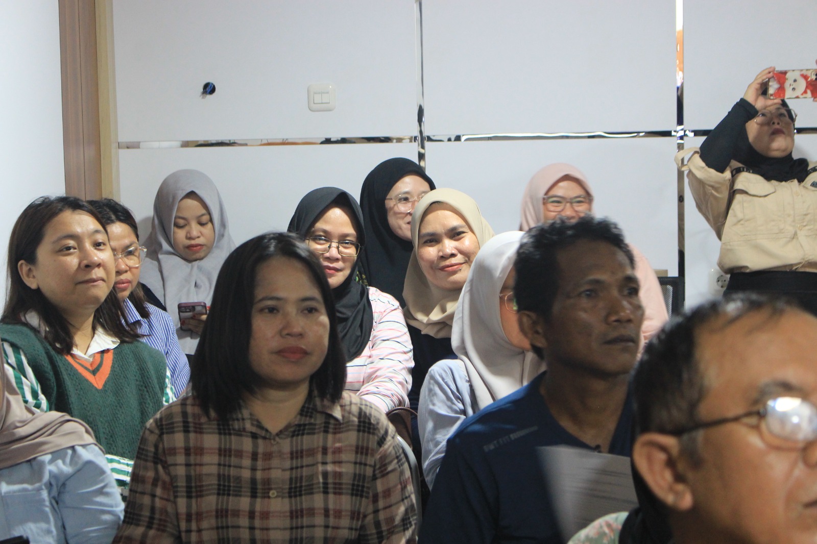 MENYIMAK: Staf dari berbagai OPD Parimo menyimak diseminasi IKK, sebagai tolok ukur pencapaian dari pemerintah.(FOTO: ISTIMEWA/RADAR PALU).