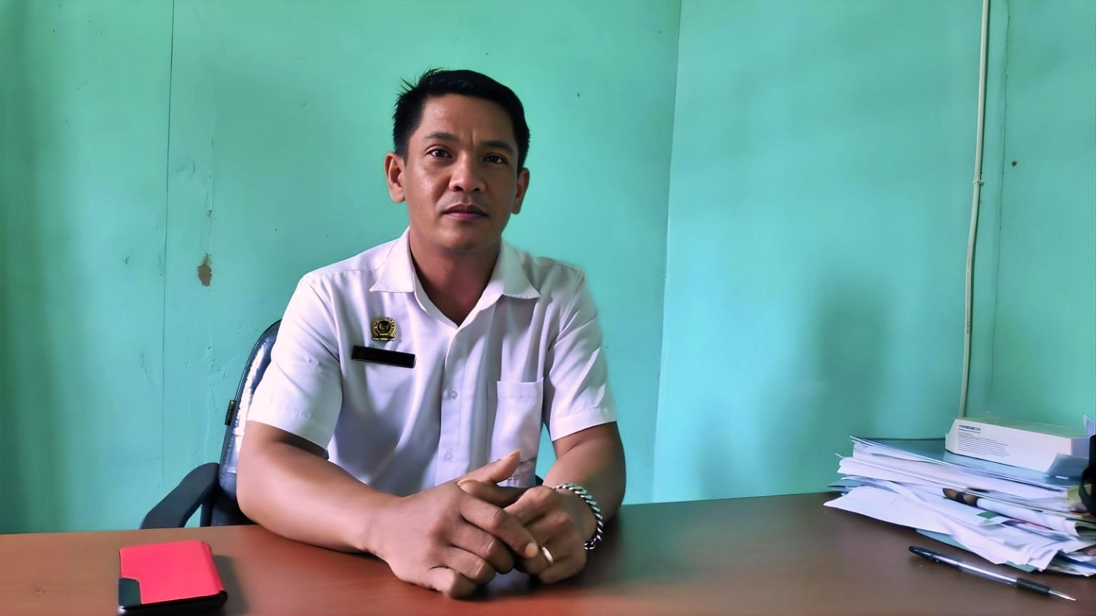 Ketua DPC Papdesi Morowali Utara dan juga Kepala Desa Tiwaa, Robert Oven Podengge. (FOTO: ISTIMEWA/RADAR PALU)