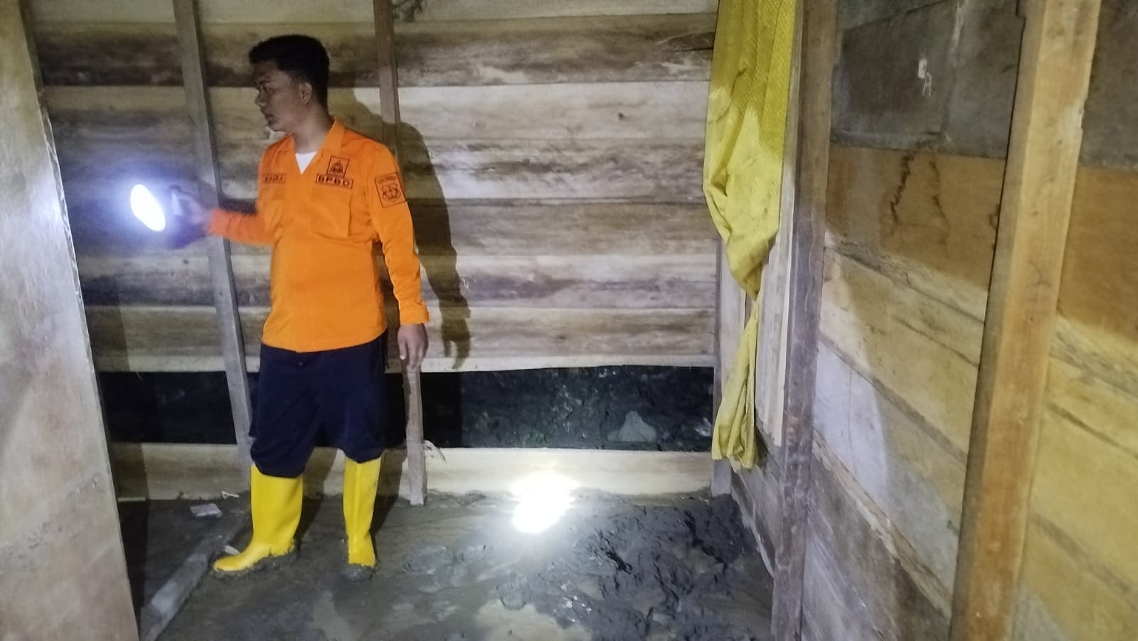 Banjir akibat cuaca ekstrem melanda Desa Batu Mandi, Kecamatan Balantak Utara, Kabupaten Banggai, Sulawesi Tengah, Jumat (27/3) sekitar pukul 14.30 WITA. 