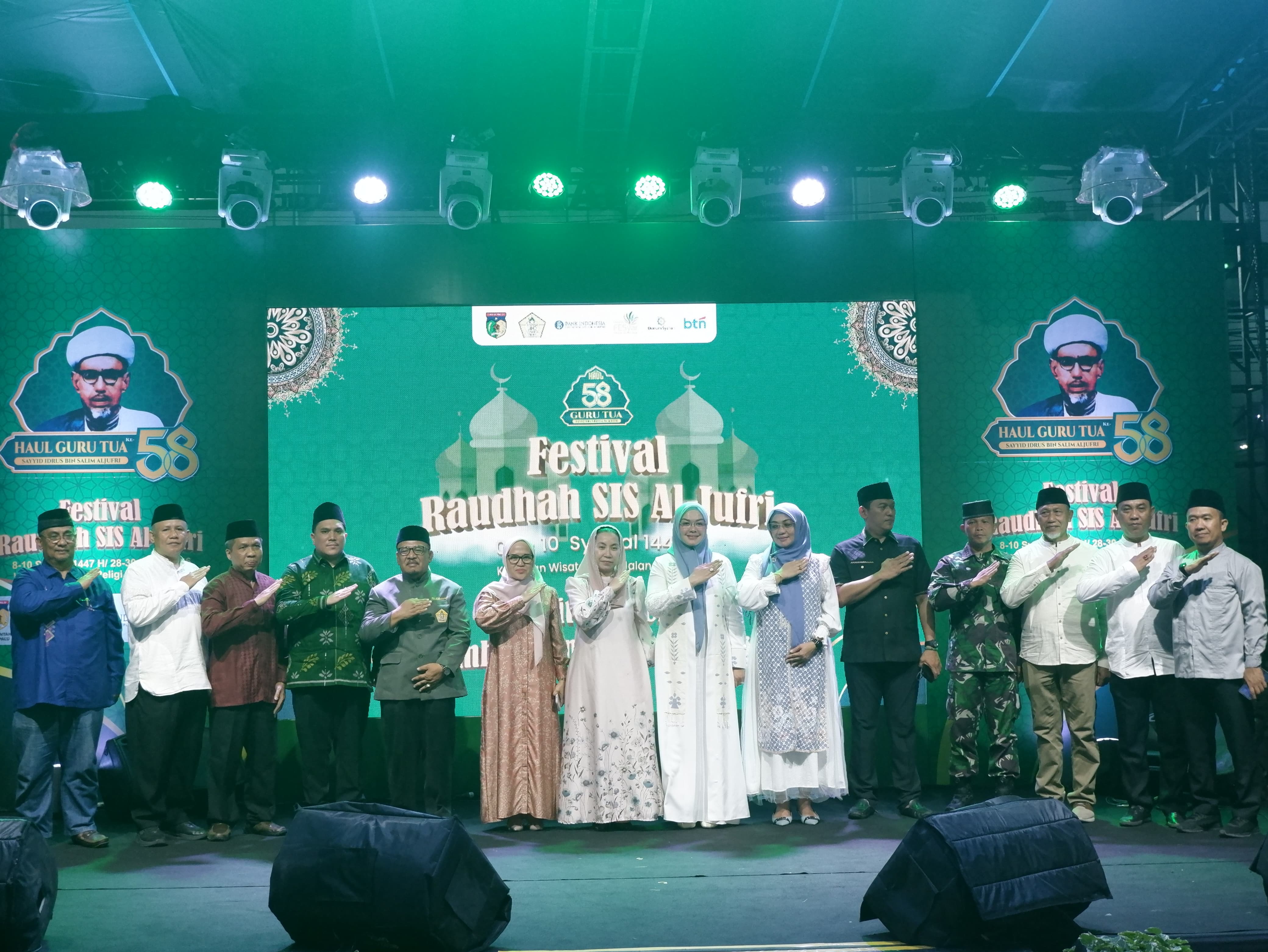 Festival Raudhah Tahun 2026 resmi dibuka oleh Wakil Wali Kota Palu, Imelda Liliana Muhidin, Sabtu malam (28/03). Ia hadir mewakili Wali Kota Palu dalam acara pembukaan yang berlangsung meriah.