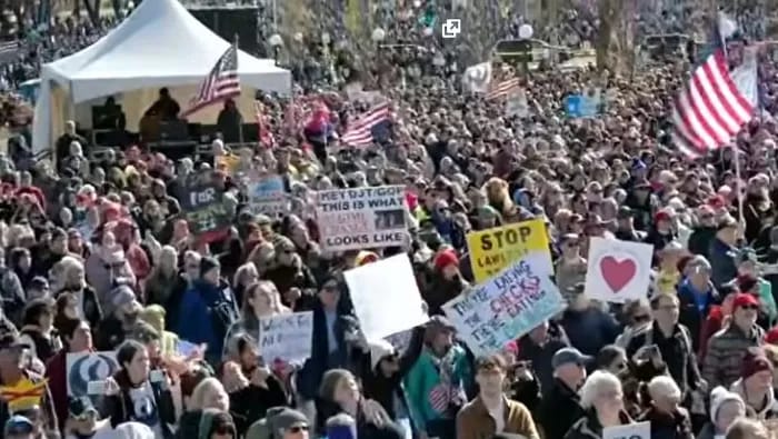 Warga turun ke jalan dalam demo No Kings di New York, memprotes kebijakan Presiden Donald Trump.
