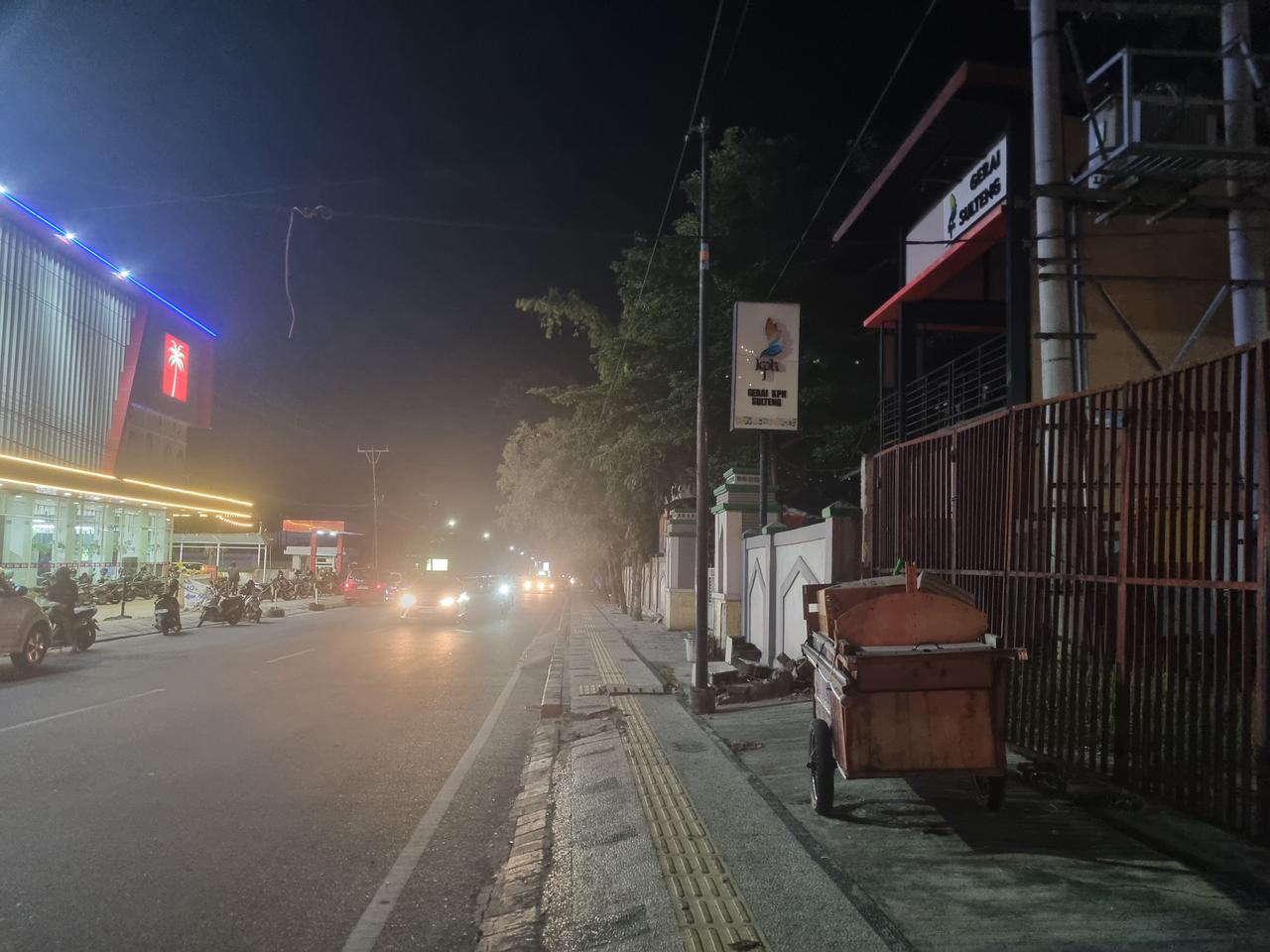 Gerobak jalanan yang terpantau di jalur protokol Kota Palu.