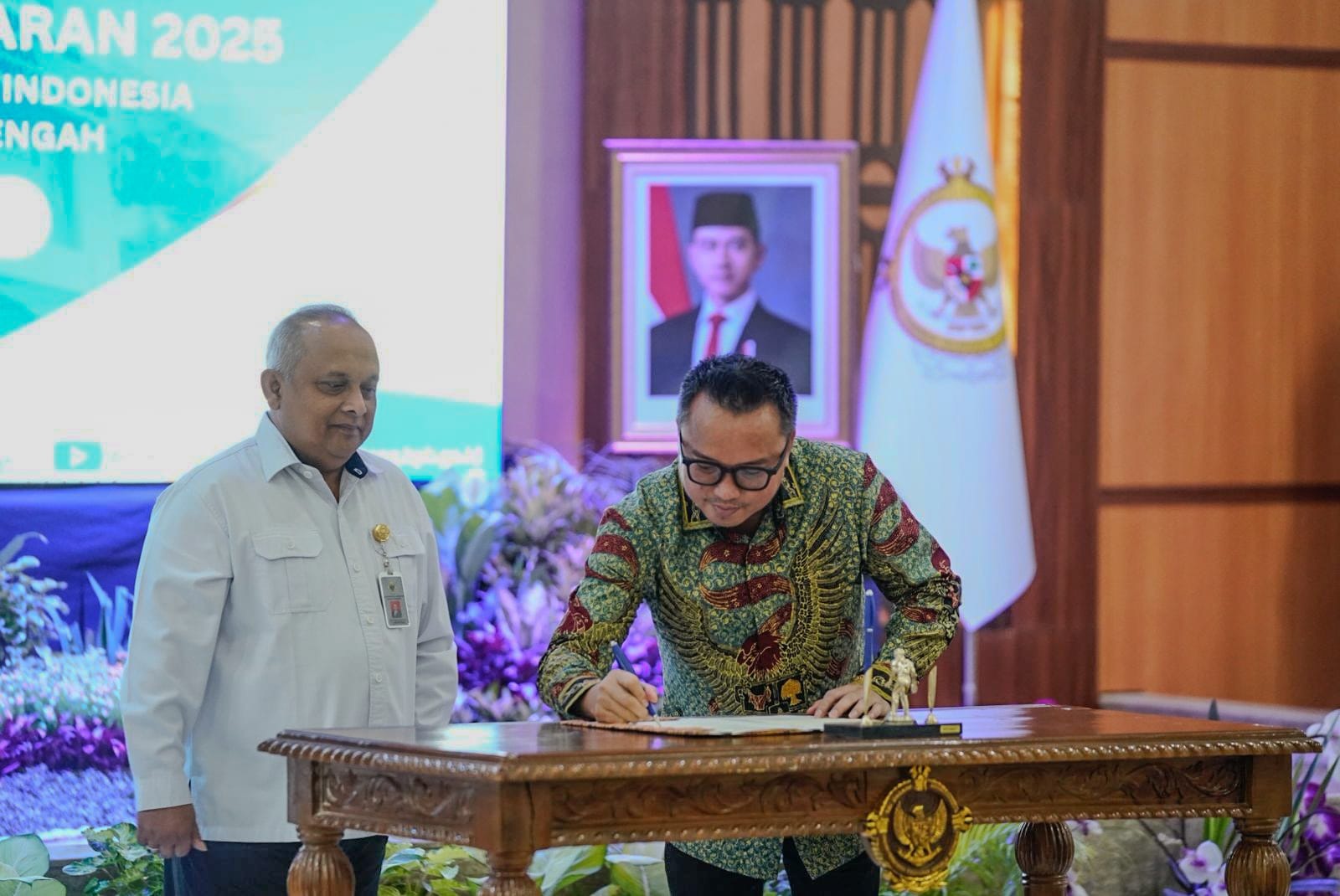 BERITA ACARA: Bupati Morut Delis Julkarson Hehi, menandatangani berita acara penyerahan LKPD Unaudited TA 2025 bersama Kepala BPK RI Perwakilan Sulawesi Tengah I Putu Wisudhantara, Senin (30/3/2026). 