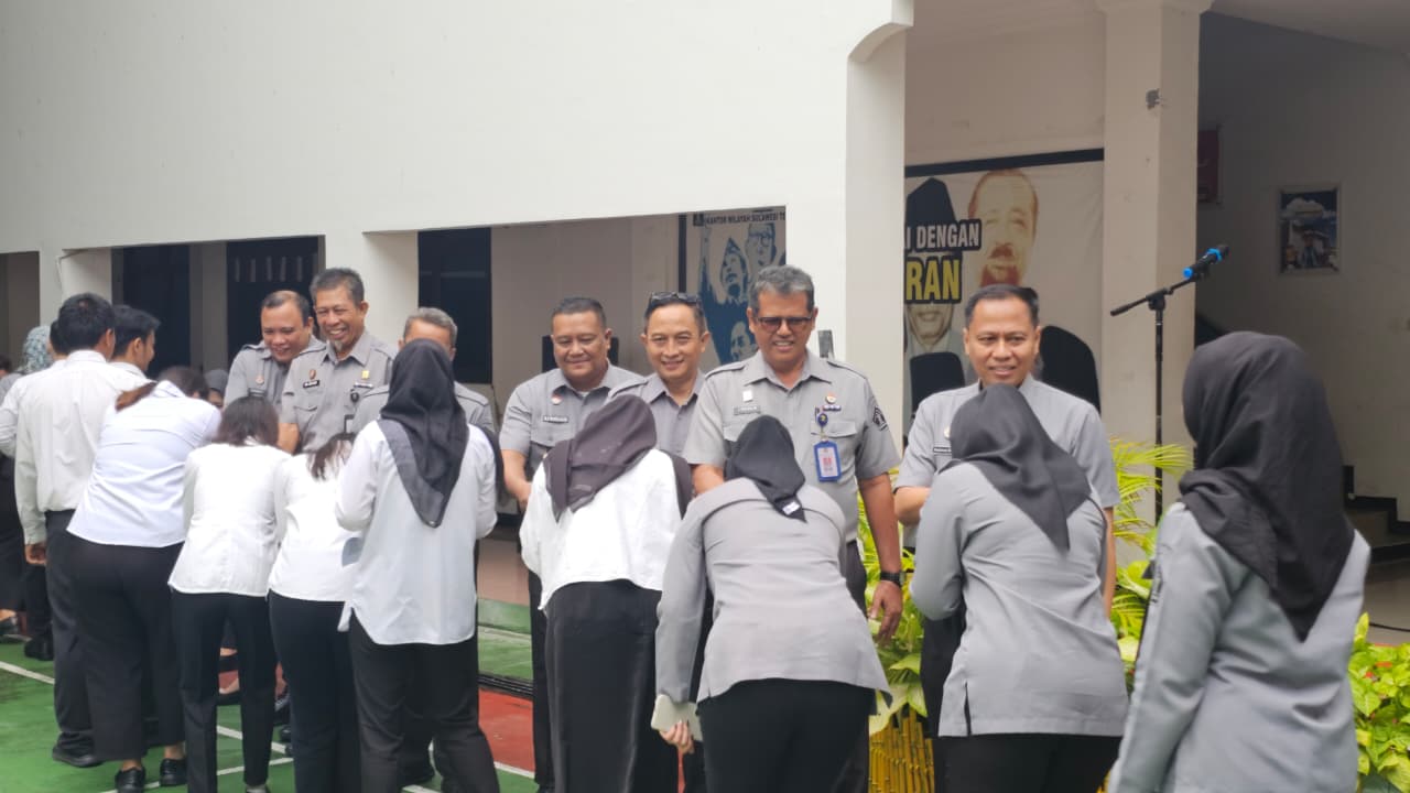 Humas Kemenkum Sulteng  Suasana Halal Bihalal Kemenkum Sulteng usai apel pagi perdana pasca libur Idul Fitri 1447 H di Palu, Senin (30/3/2026).