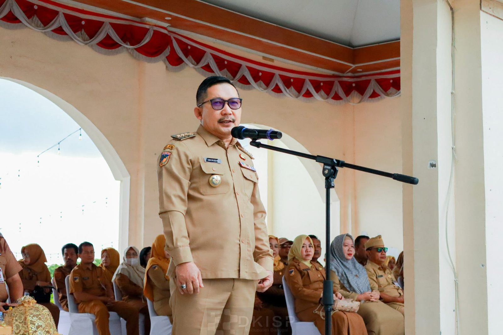 PEMBANGUNAN: Bupati Banggai Amirudin Tamoreka meminta agar OPD terkait segera percepat pembangunan.(FOTO: NENDRA PRASETYA/RADAR PALU).