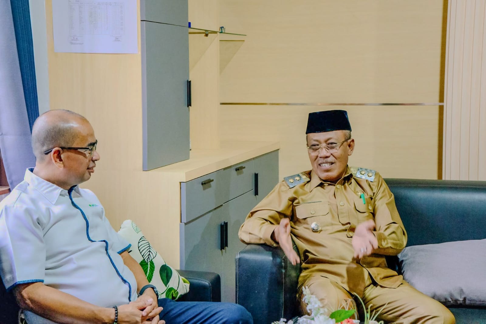 KUNJUNGAN: Wabup Morut H Djira Kendjo, menerima kunjungan Kepala Kantor Cabang BPJS Ketenagakerjaan Morowali, Makmur, Senin (30/3/2026). (FOTO: ISTIMEWA/RADAR PALU)