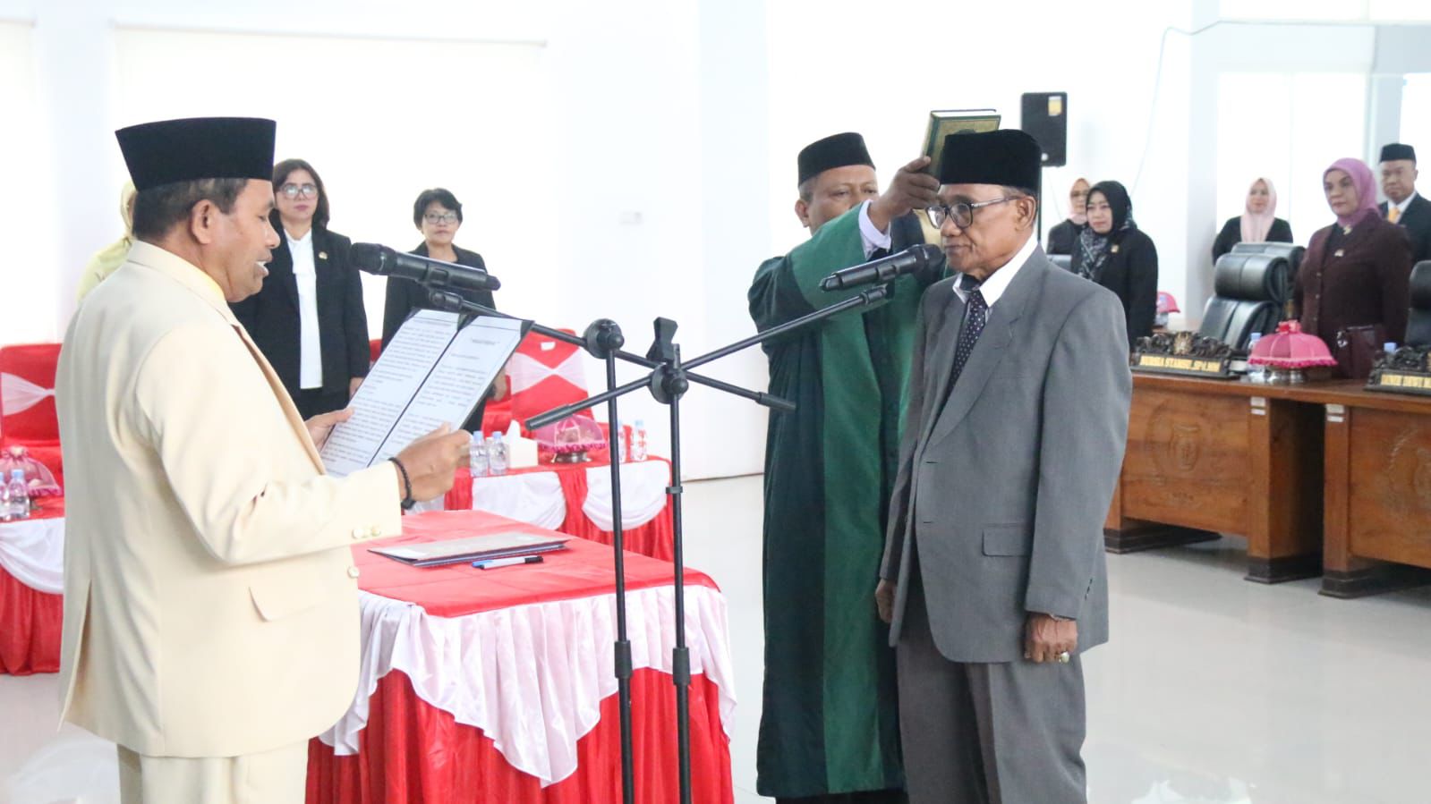 PELANTIKAN: Detik-detik pelantikan Nadjir di DPRD Kabupaten Sigi, Senin (30/3/2026).(FOTO: ANGEL SUMBARA/RADAR PALU)