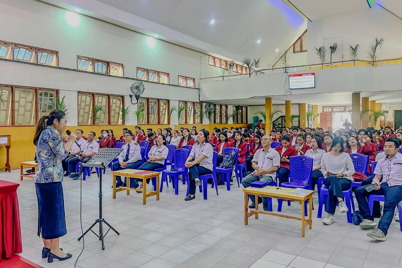 MENGHADIRI: Senator DPD RI Febriyanthi Hongkiriwang hadir di Sekolah Tinggi Teologi Bala Keselamatan (STT BK) Palu, Senin (30/3/2026). ((FOTO: ISTIMEWA/RADAR PALU)