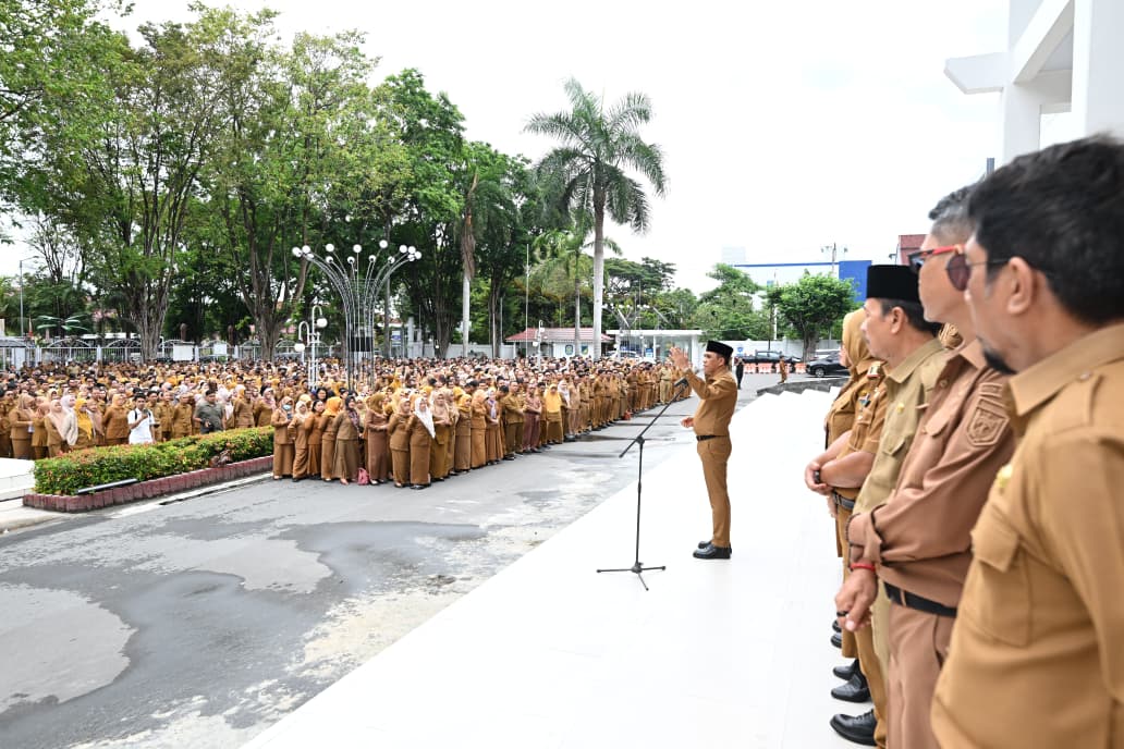 Gubernur Sulteng Anwar Hafid saat memimpin apel gabungan sekaligus mengumumkan uji coba WFA ASN setiap Jumat.